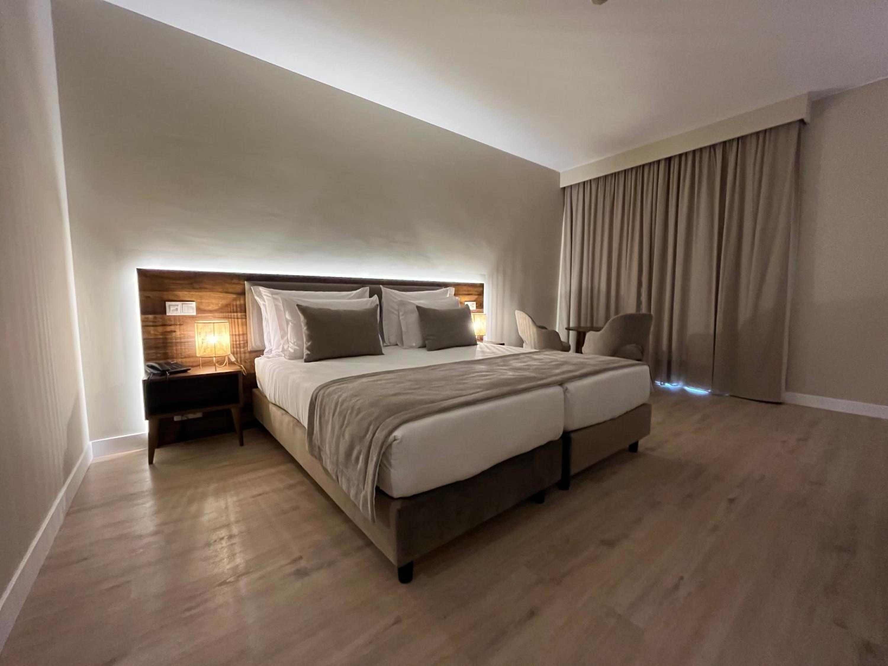 Double or Twin Room with Side Sea View - Photo 1