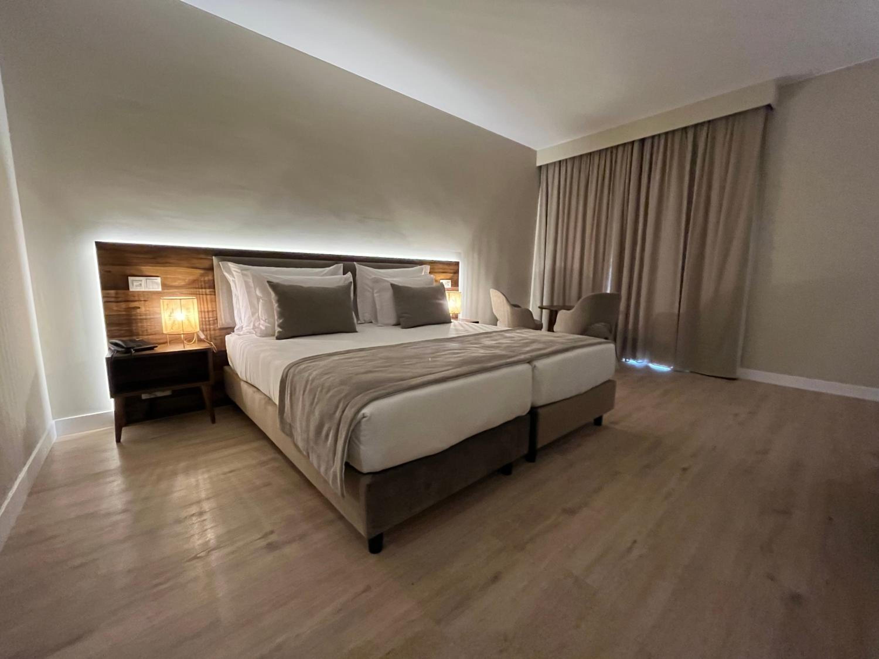 Double or Twin Room with Side Sea View - Photo 2