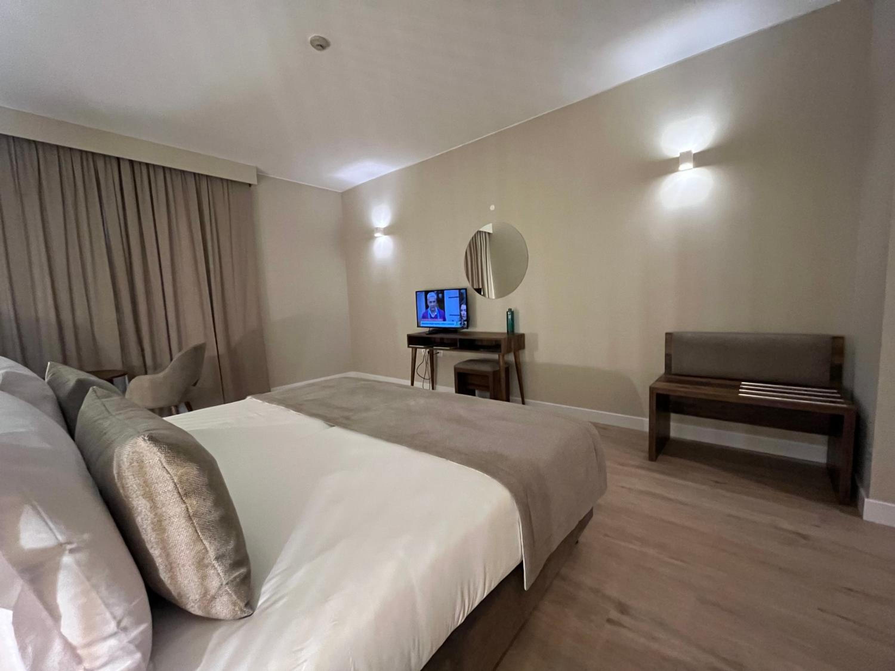Double or Twin Room with Side Sea View - Photo 3