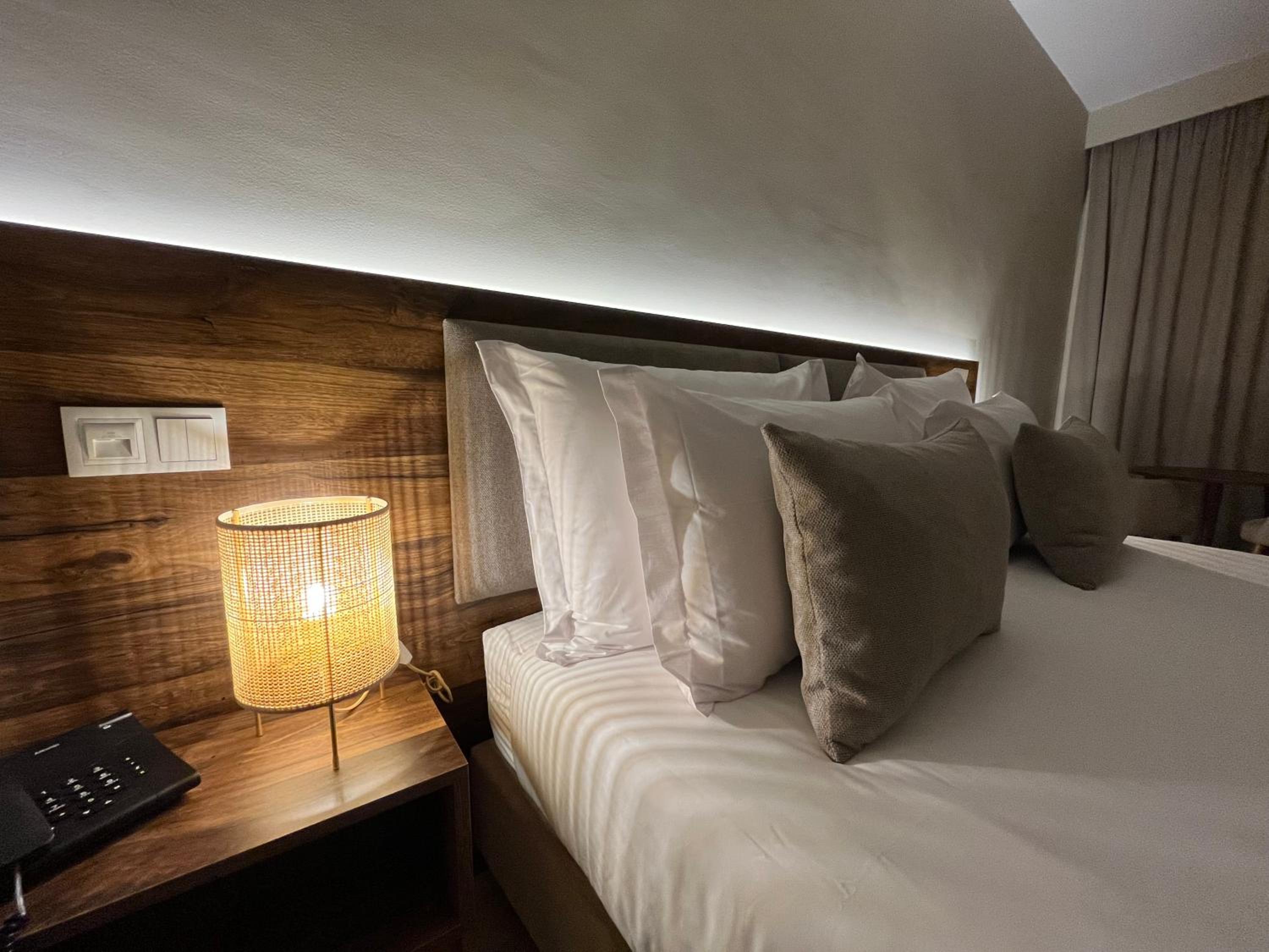 Double or Twin Room with Side Sea View - Photo 5