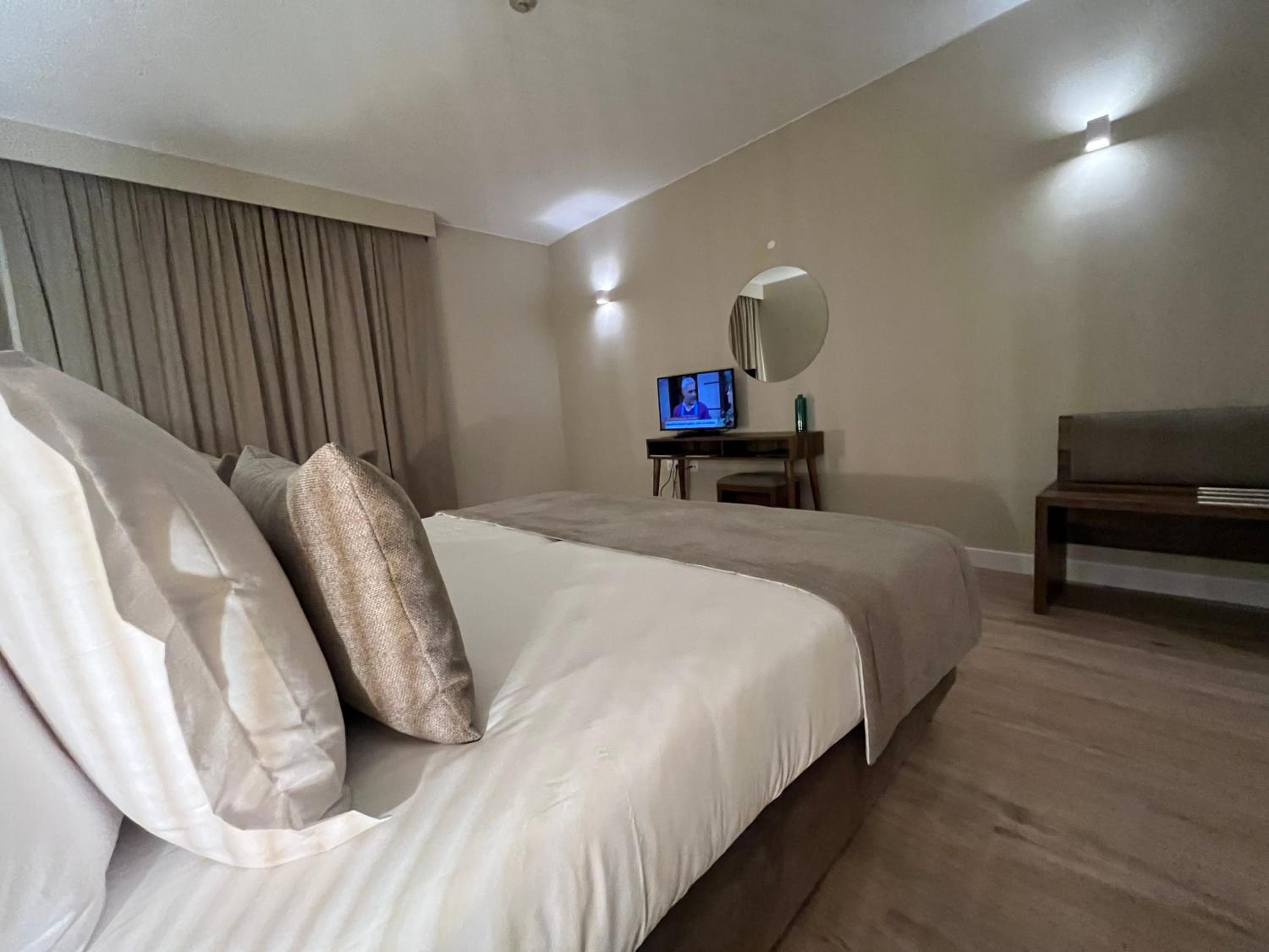 Double or Twin Room with Side Sea View - Photo 6