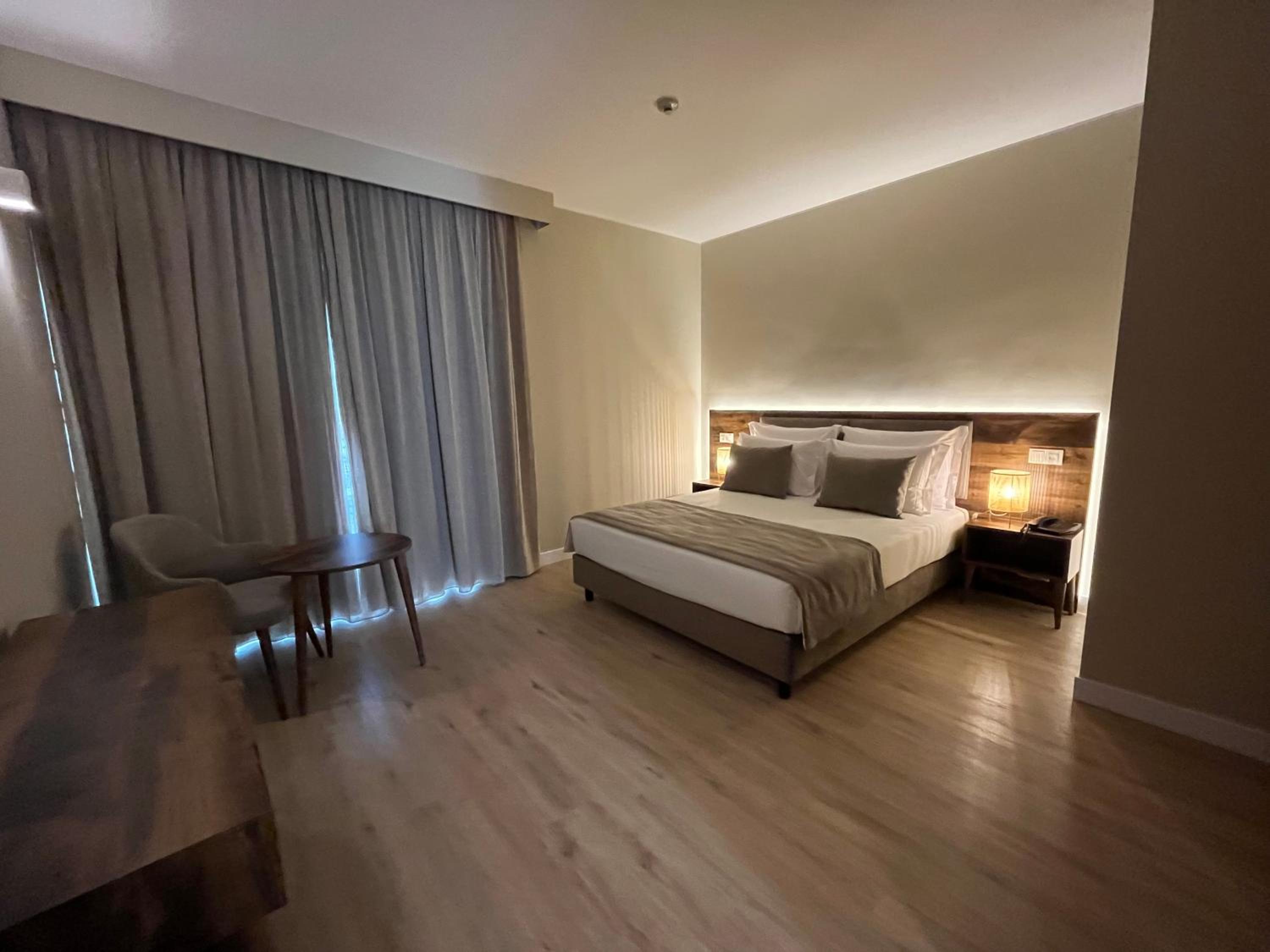 Double or Twin Room with Side Sea View - Photo 7