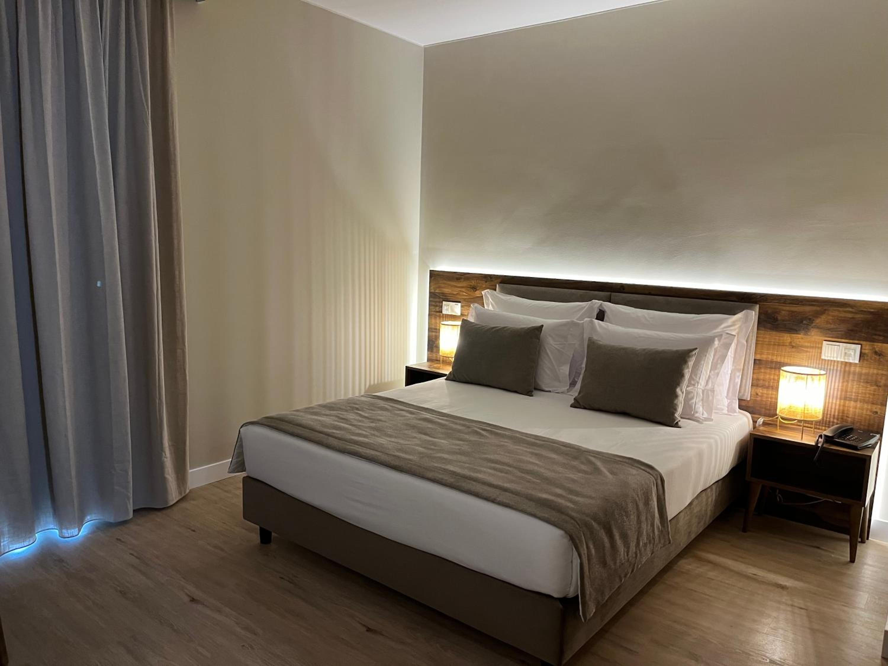 Double or Twin Room with Side Sea View - Photo 8