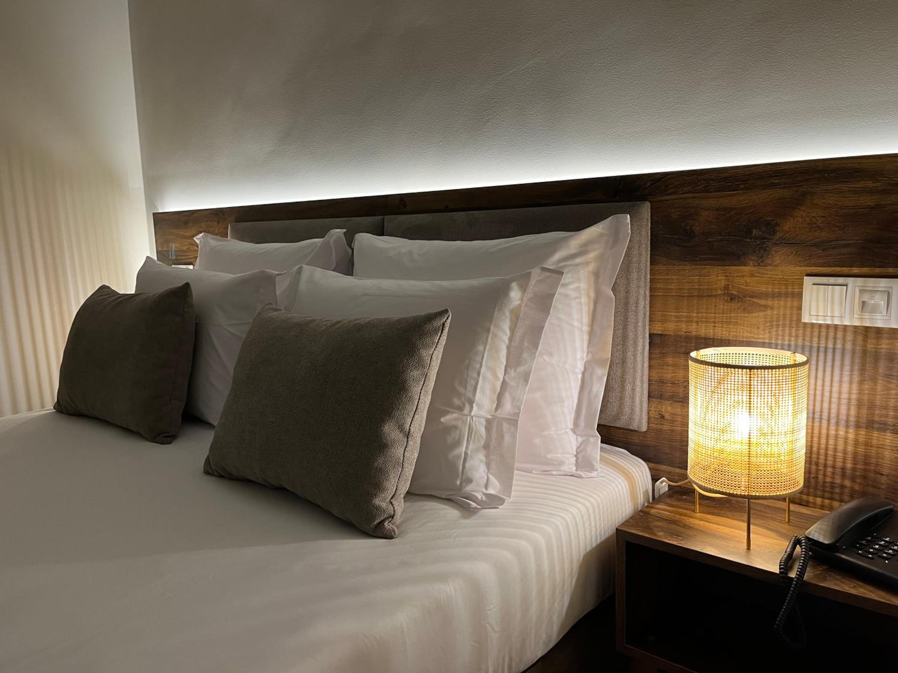 Double or Twin Room with Side Sea View - Photo 9