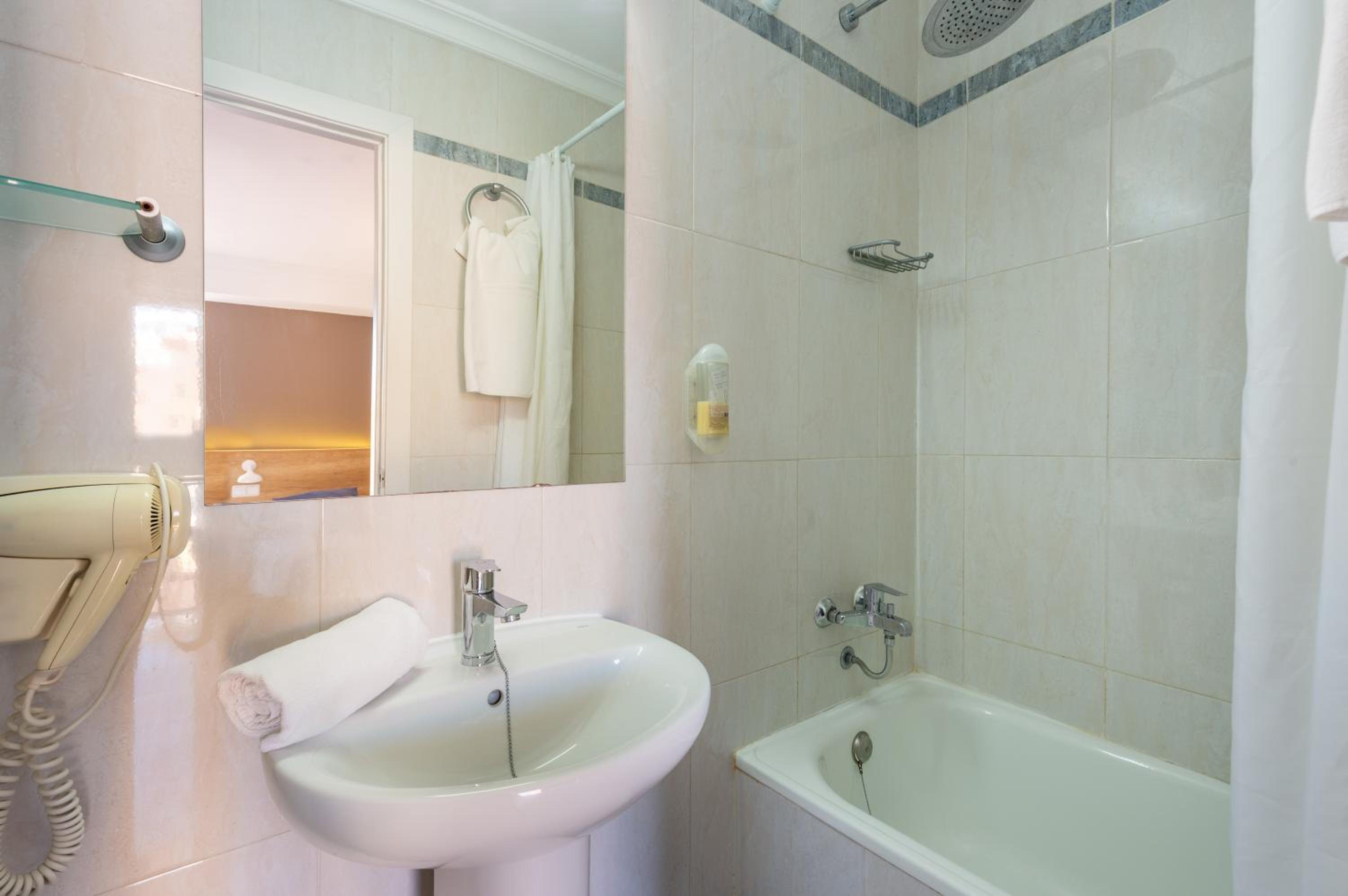 Twin Room - Photo 2