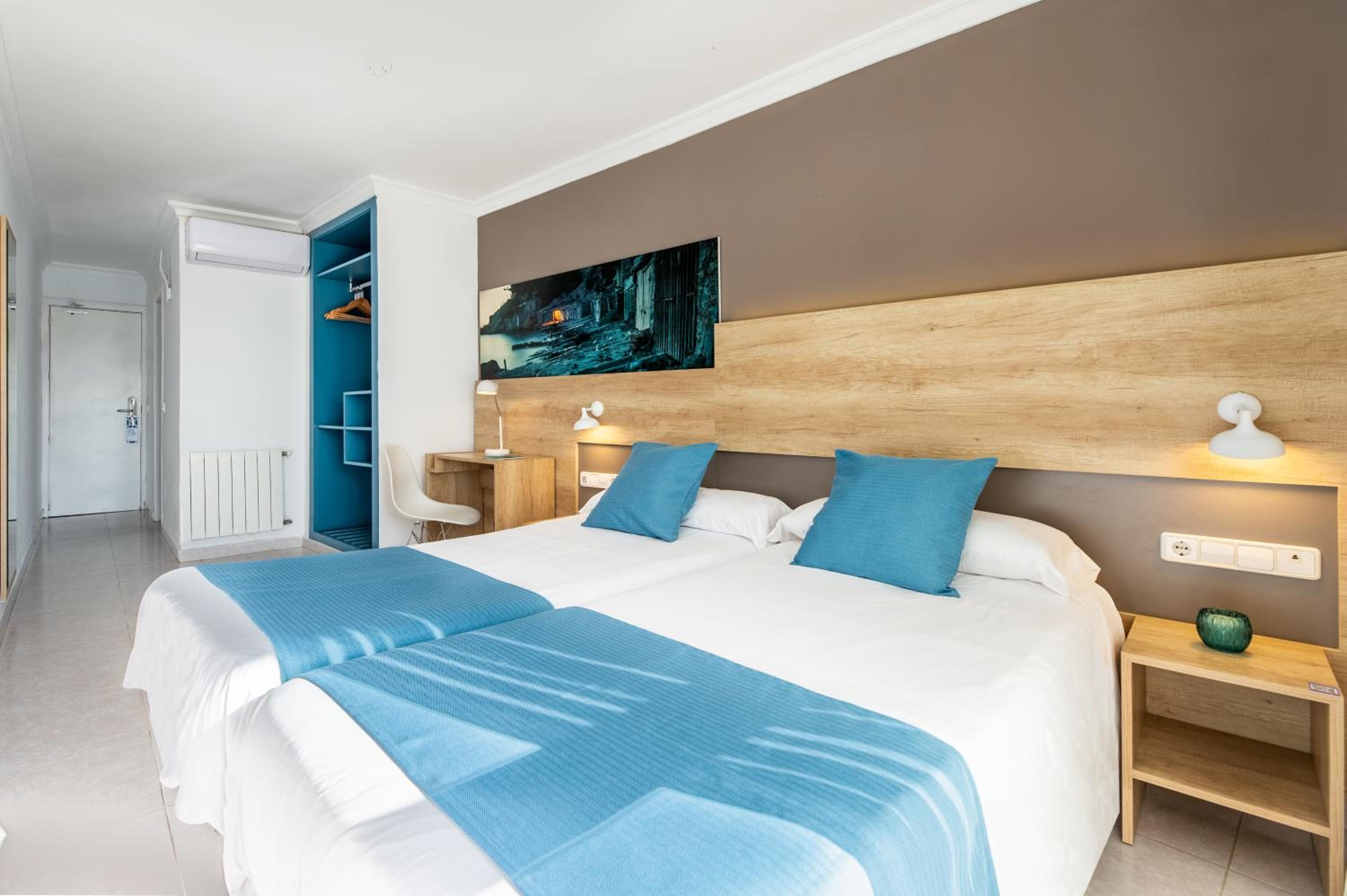 Twin Room with Sea View - Photo 5