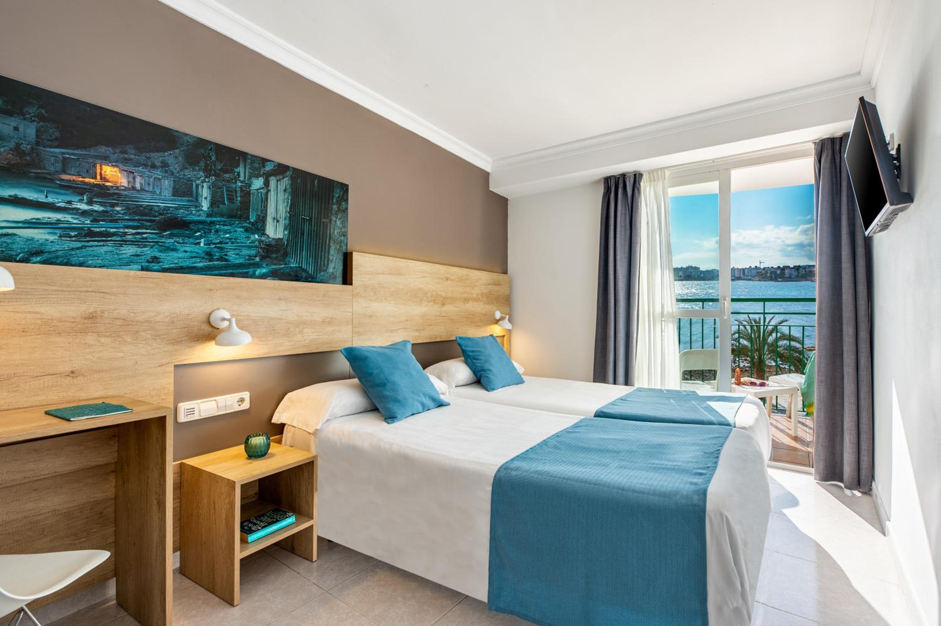 Twin Room with Sea View - Photo 1