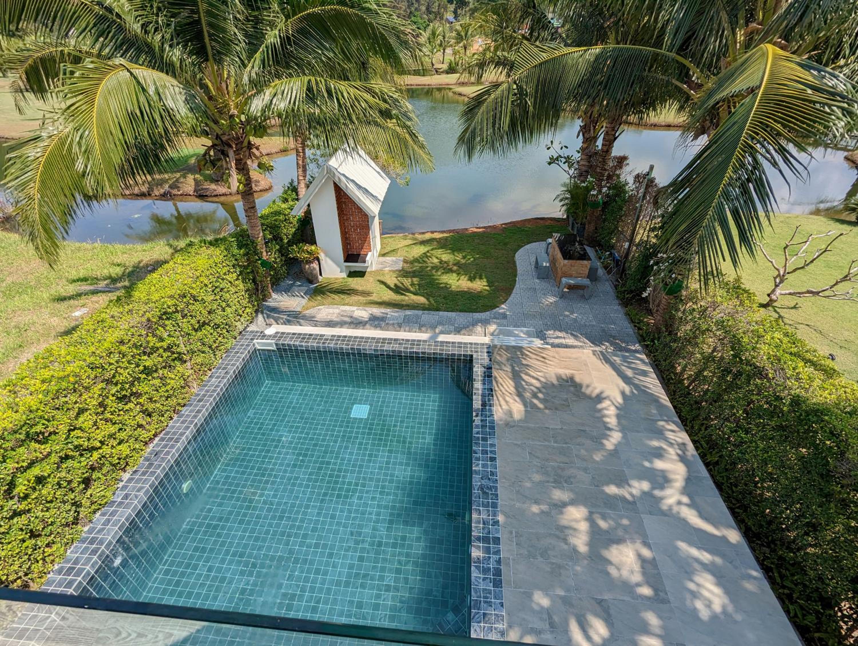 Villa - Photo 2