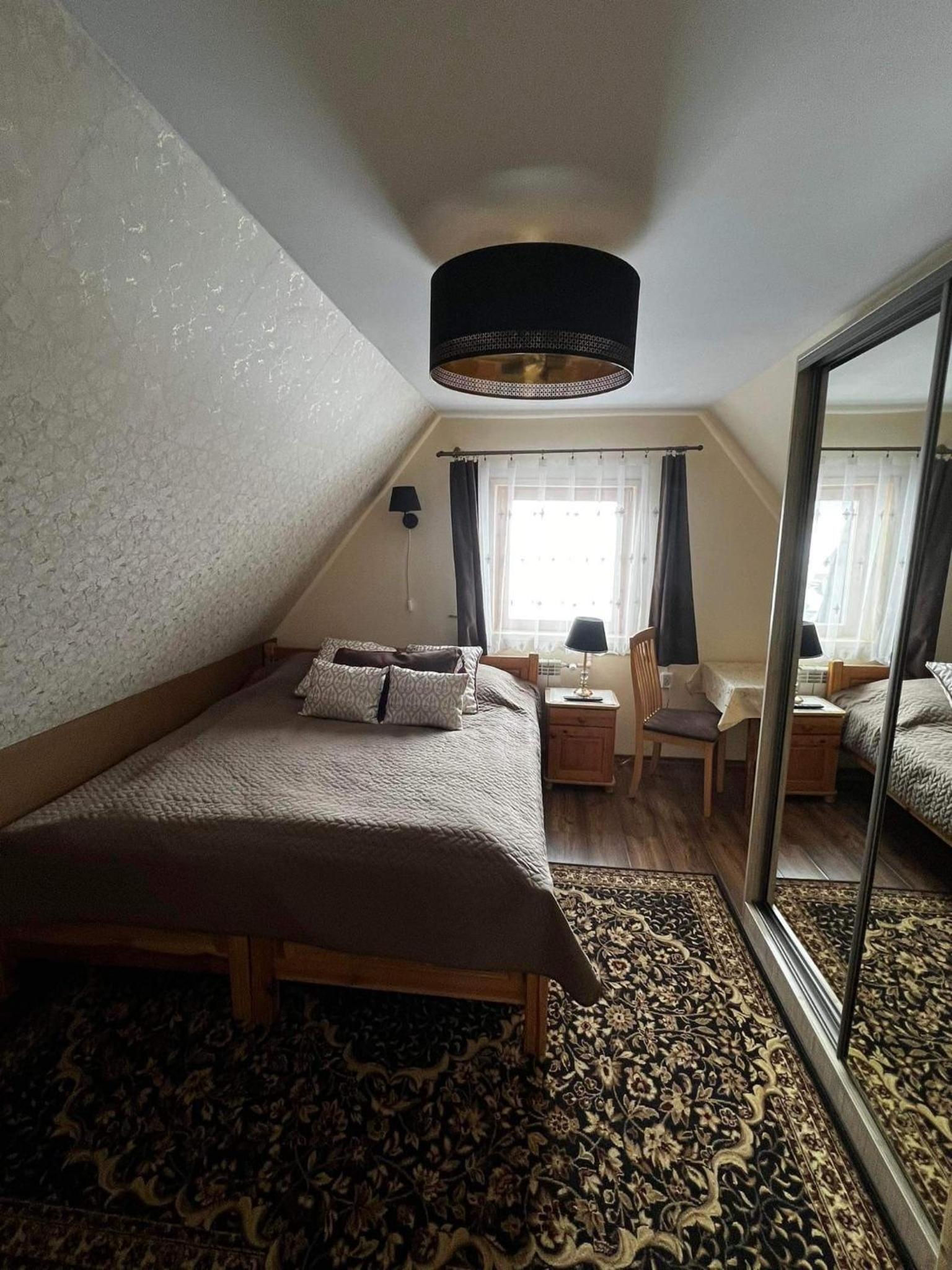 Large Double Room - Photo 1