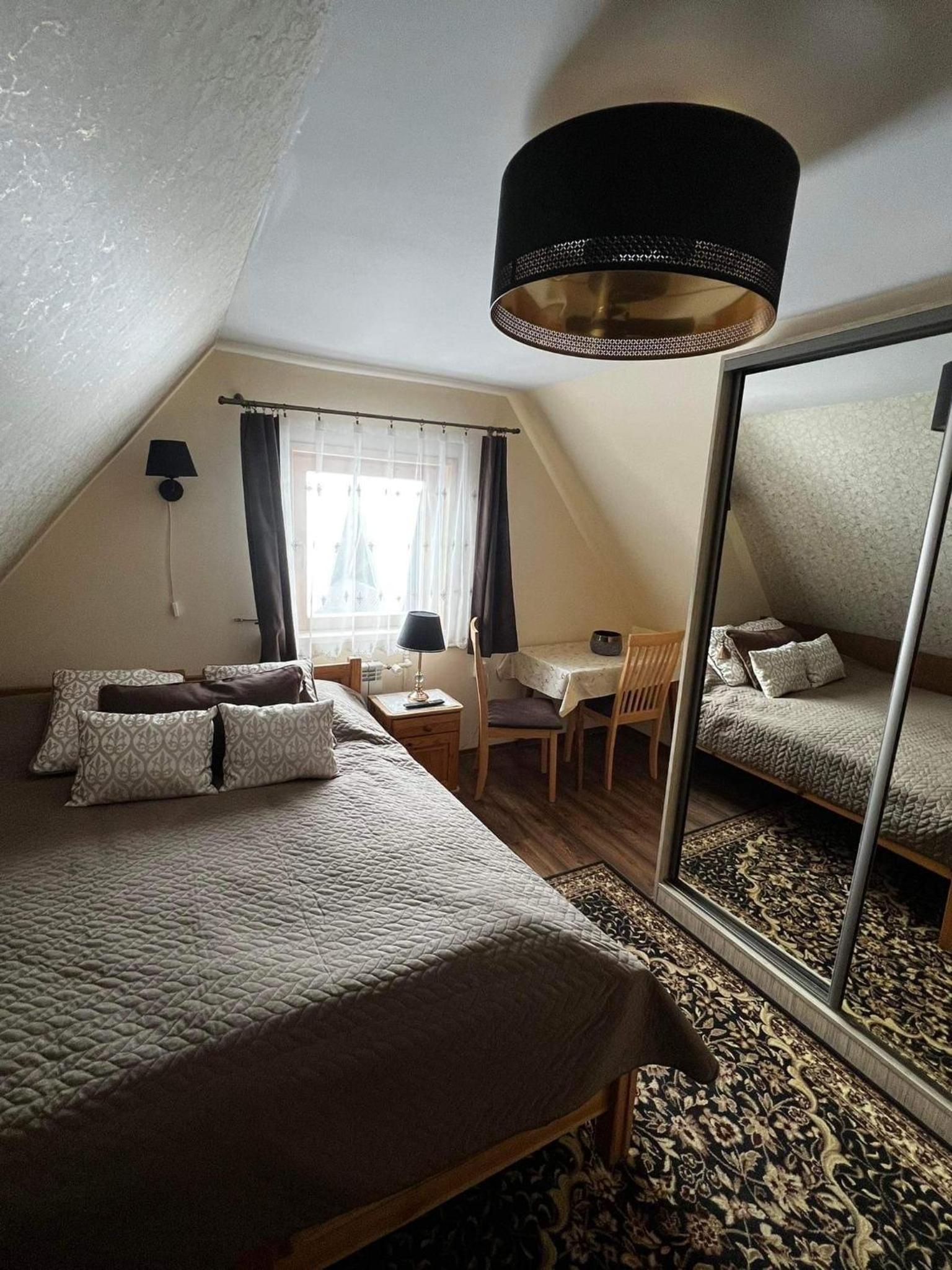 Large Double Room - Photo 4