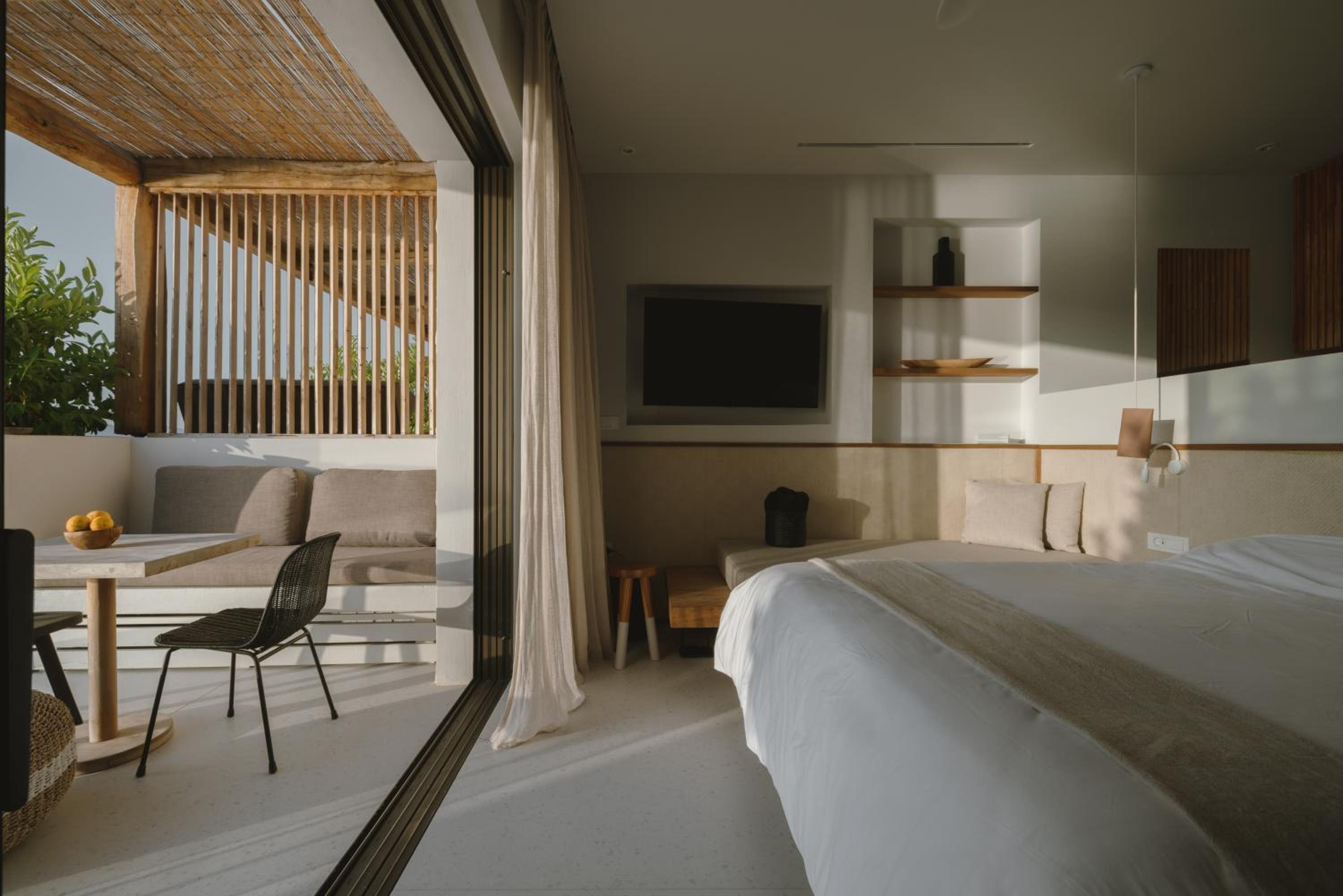 Seafront Suite with Private Heated Pool