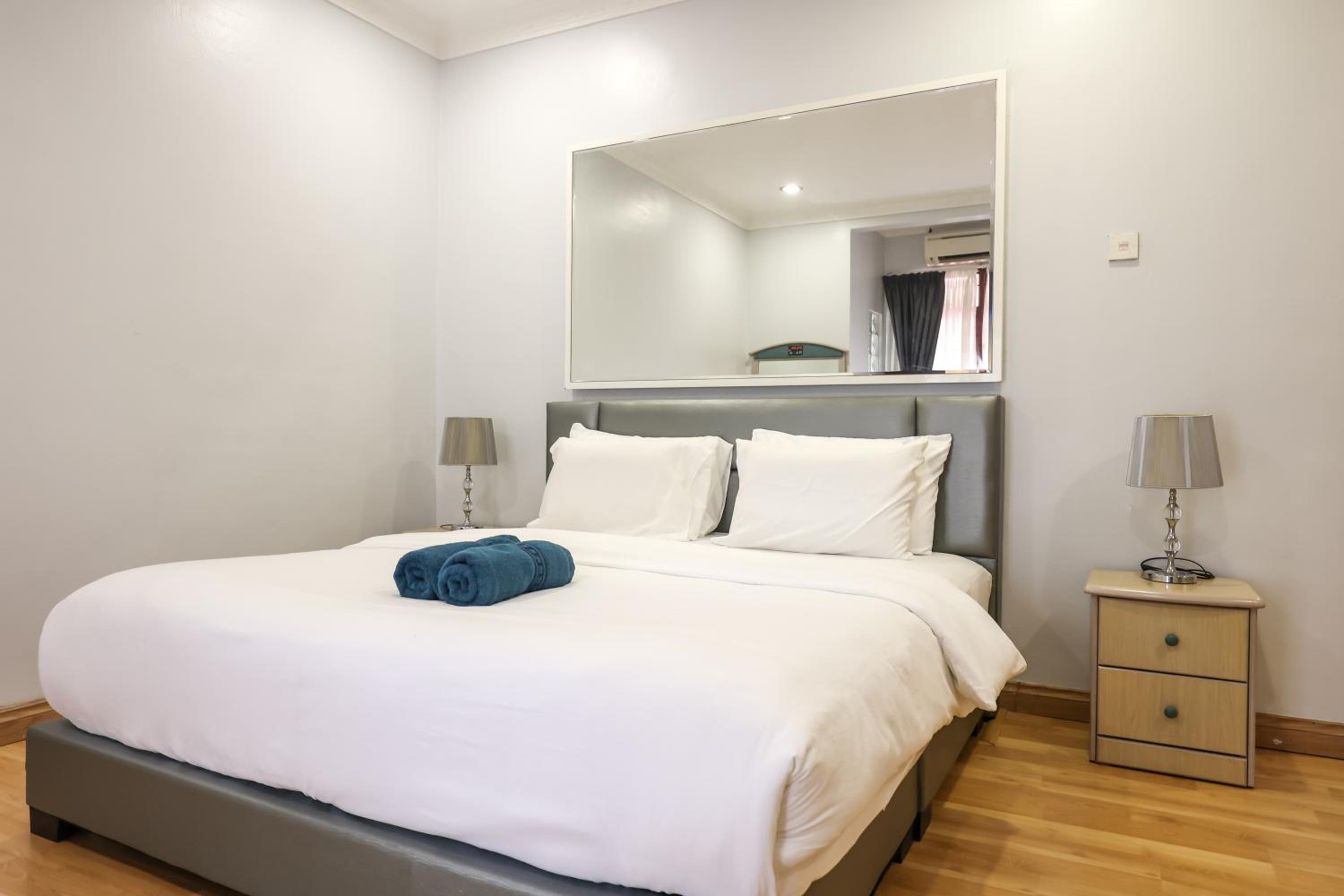 Five-Bedroom House - Photo 7