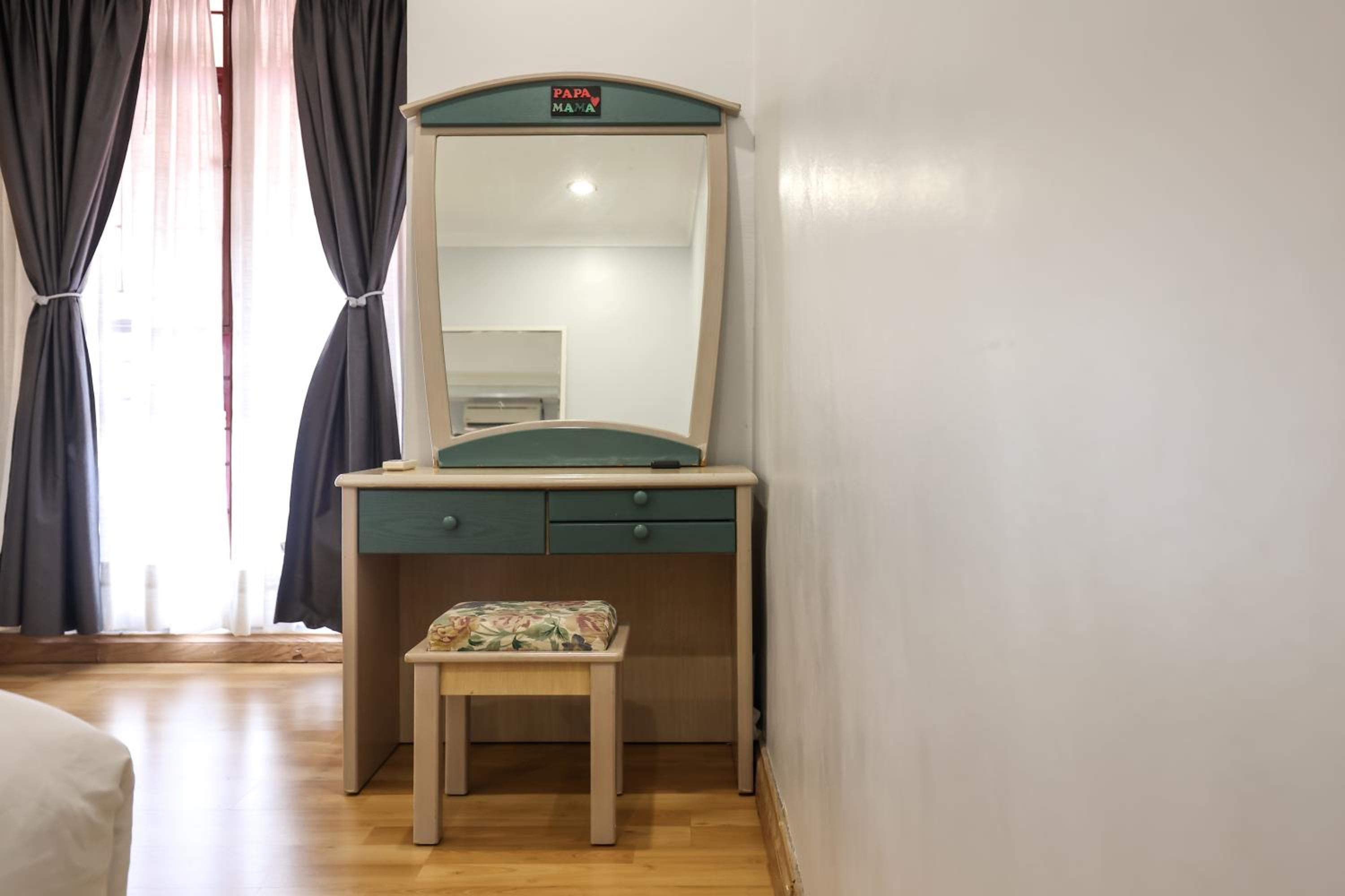 Five-Bedroom House - Photo 8