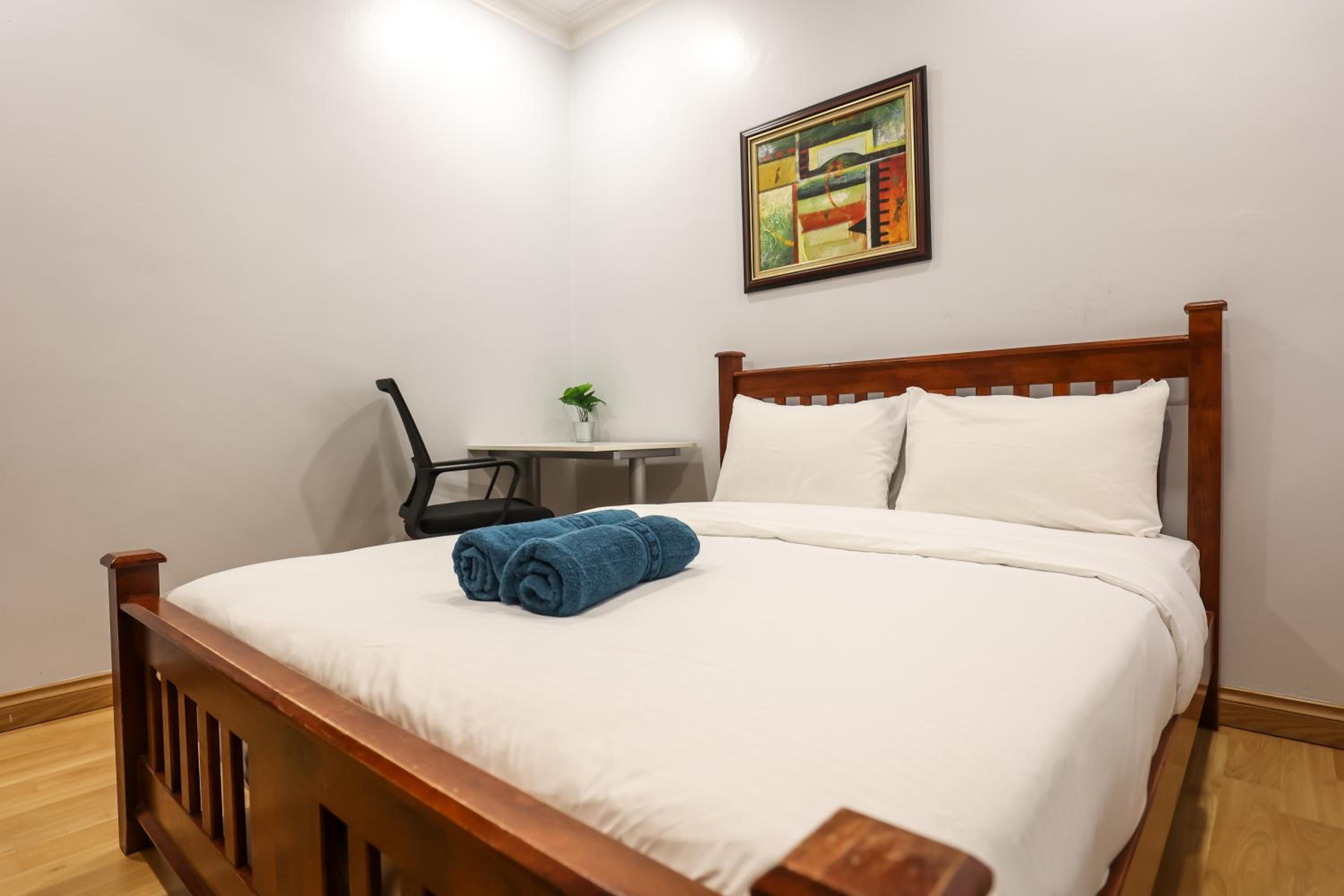 Five-Bedroom House - Photo 10