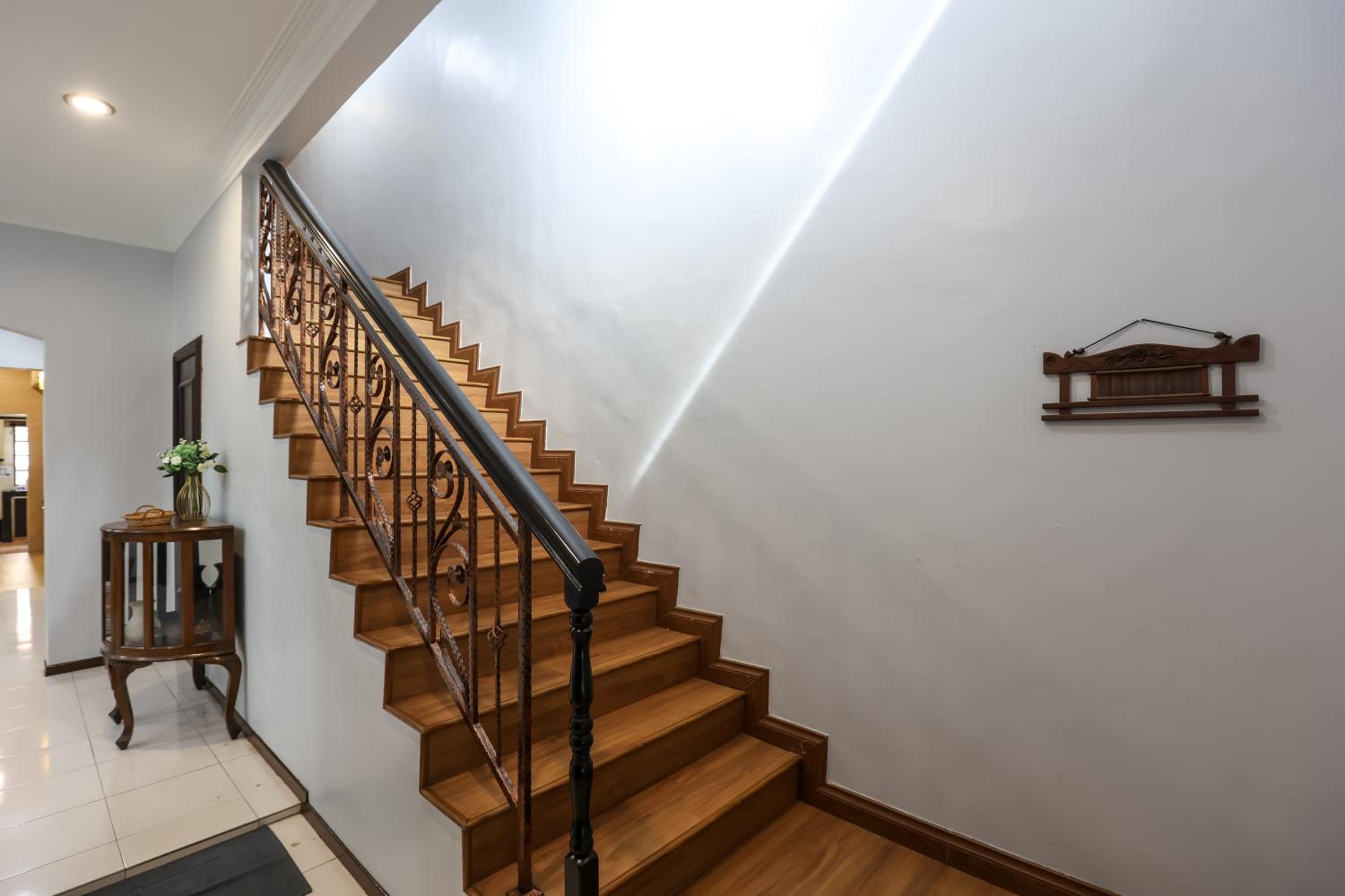 Five-Bedroom House - Photo 11