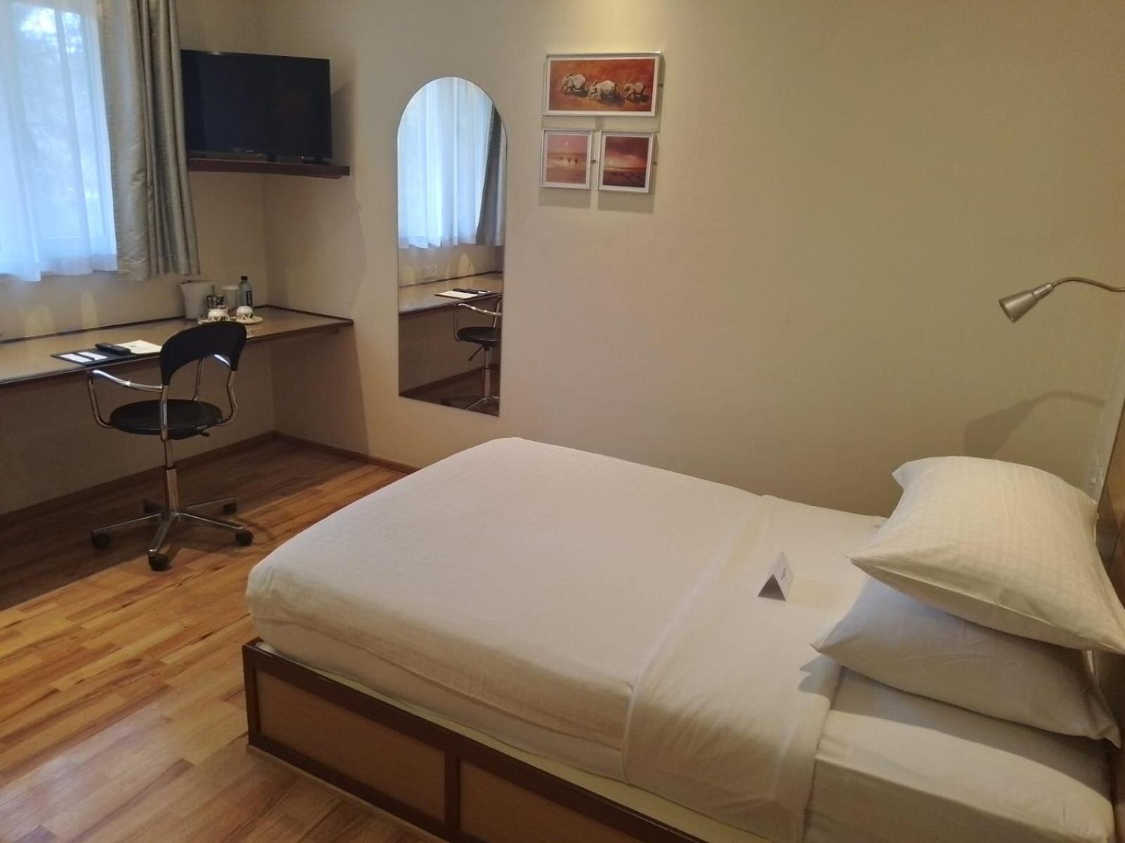Cozy Single Room - Non-Smoking