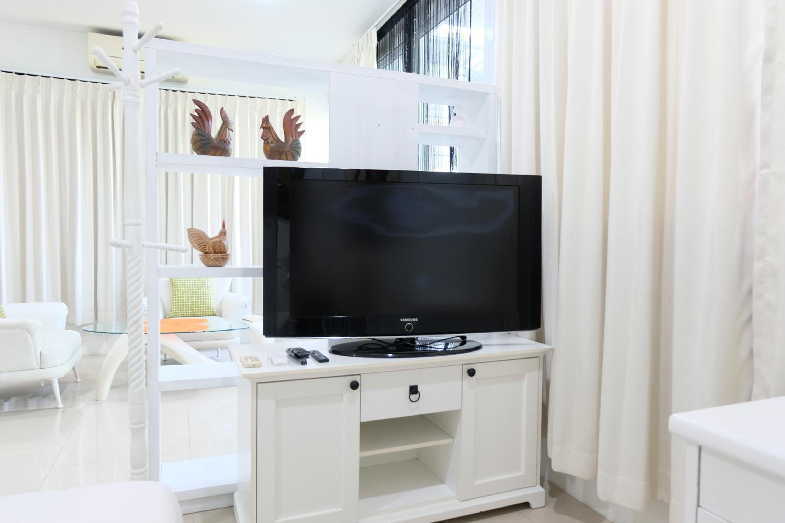Deluxe King Room with Terrace - Photo 14