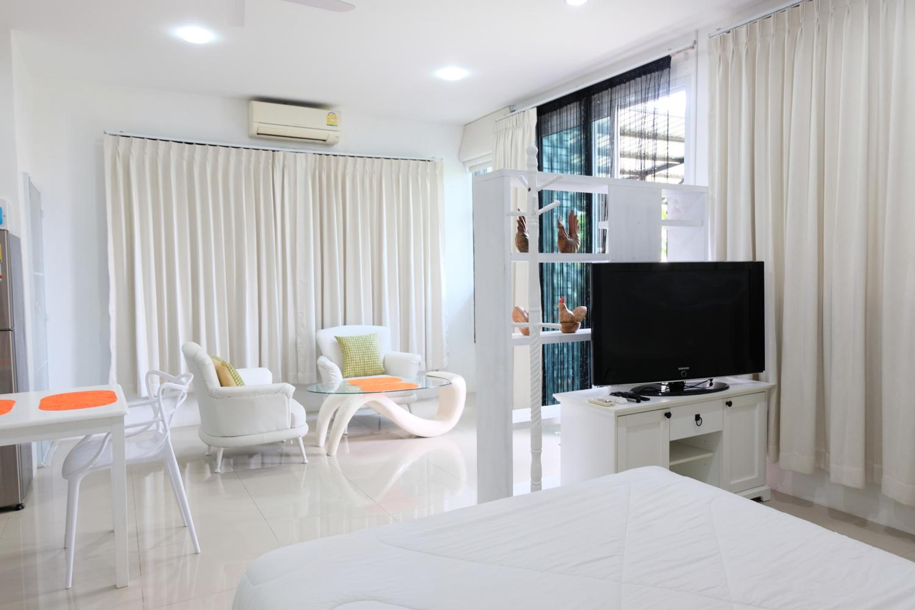 Deluxe King Room with Terrace - Photo 20