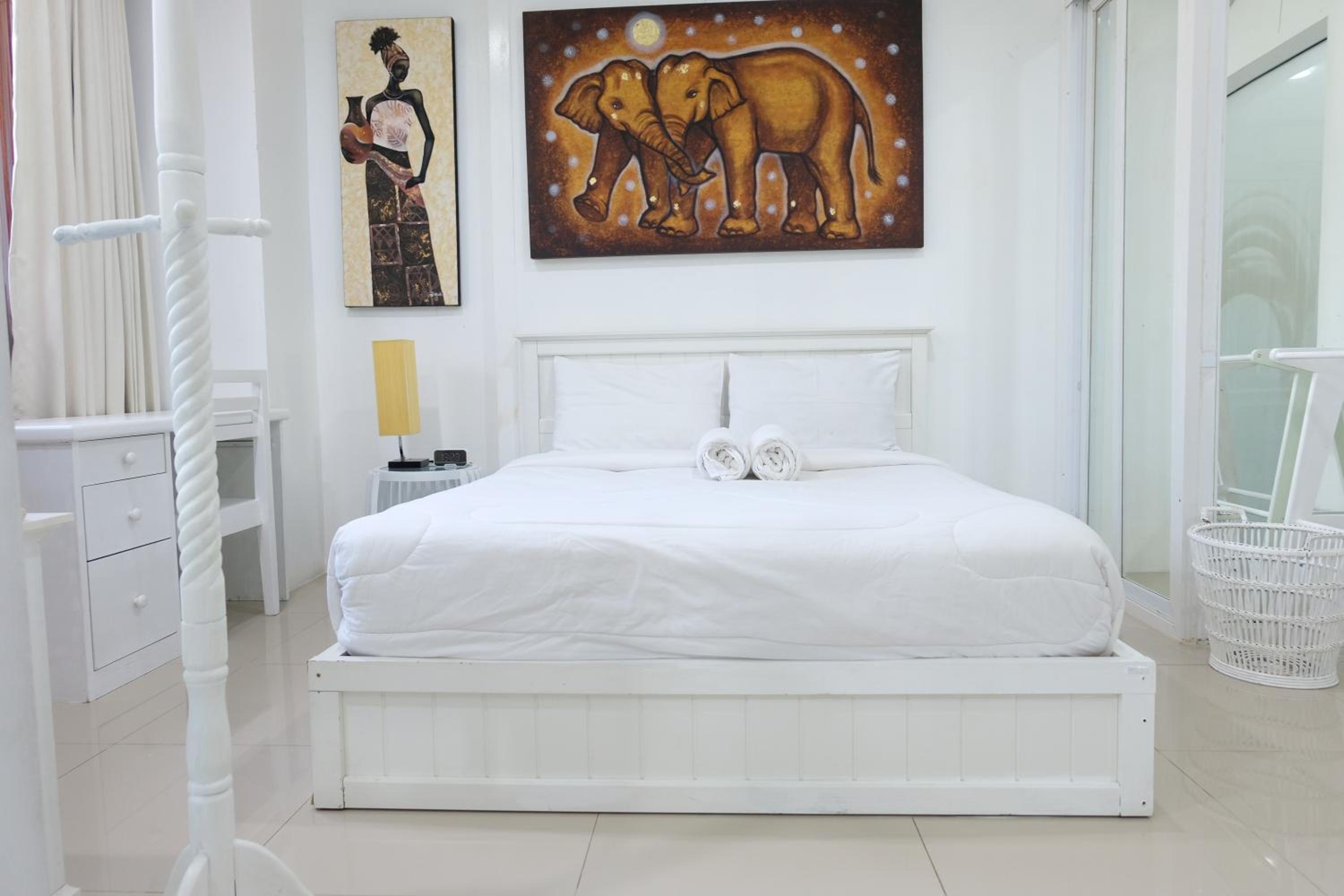 Deluxe King Room with Terrace - Photo 25