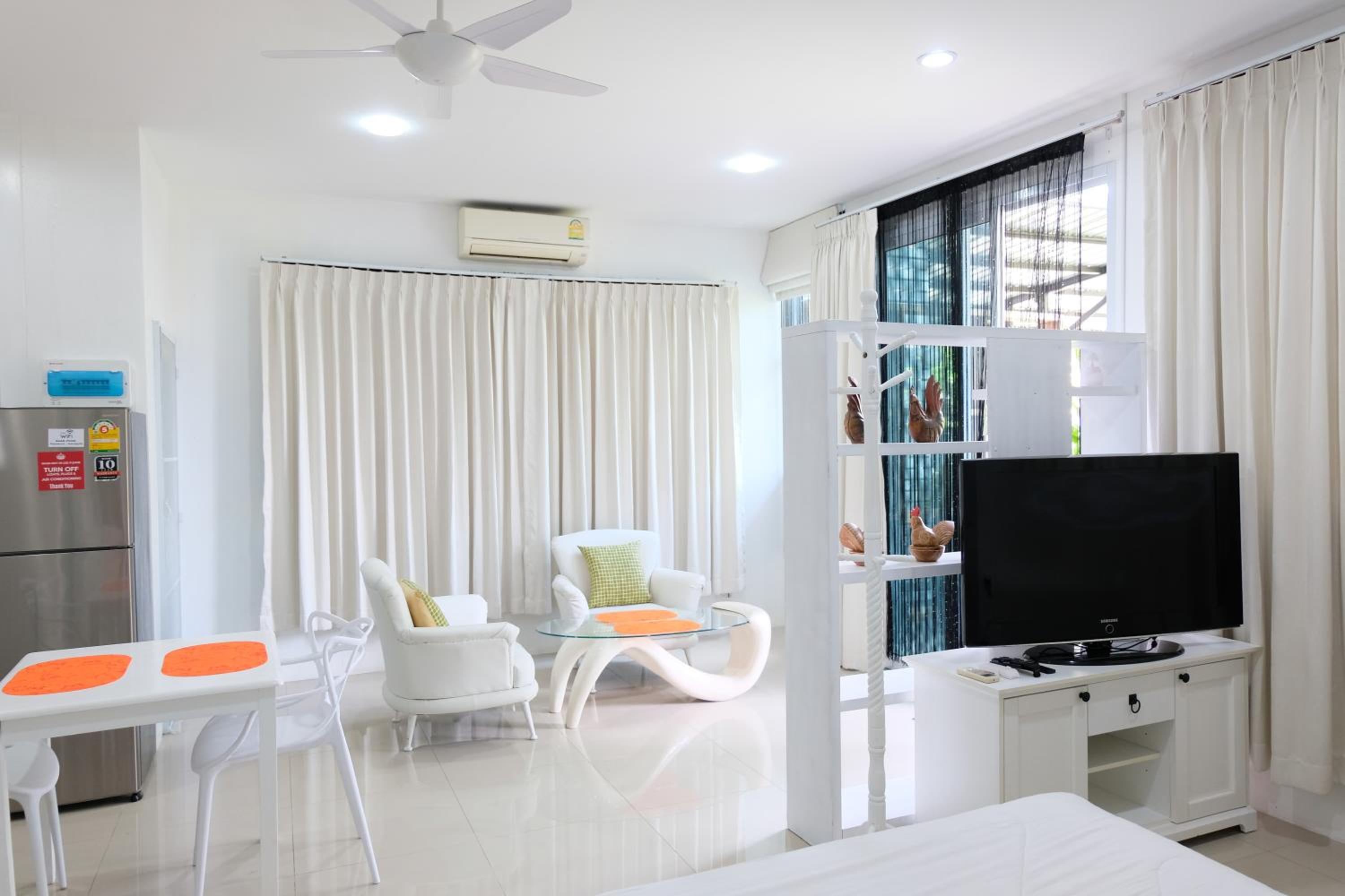 Deluxe King Room with Terrace - Photo 15