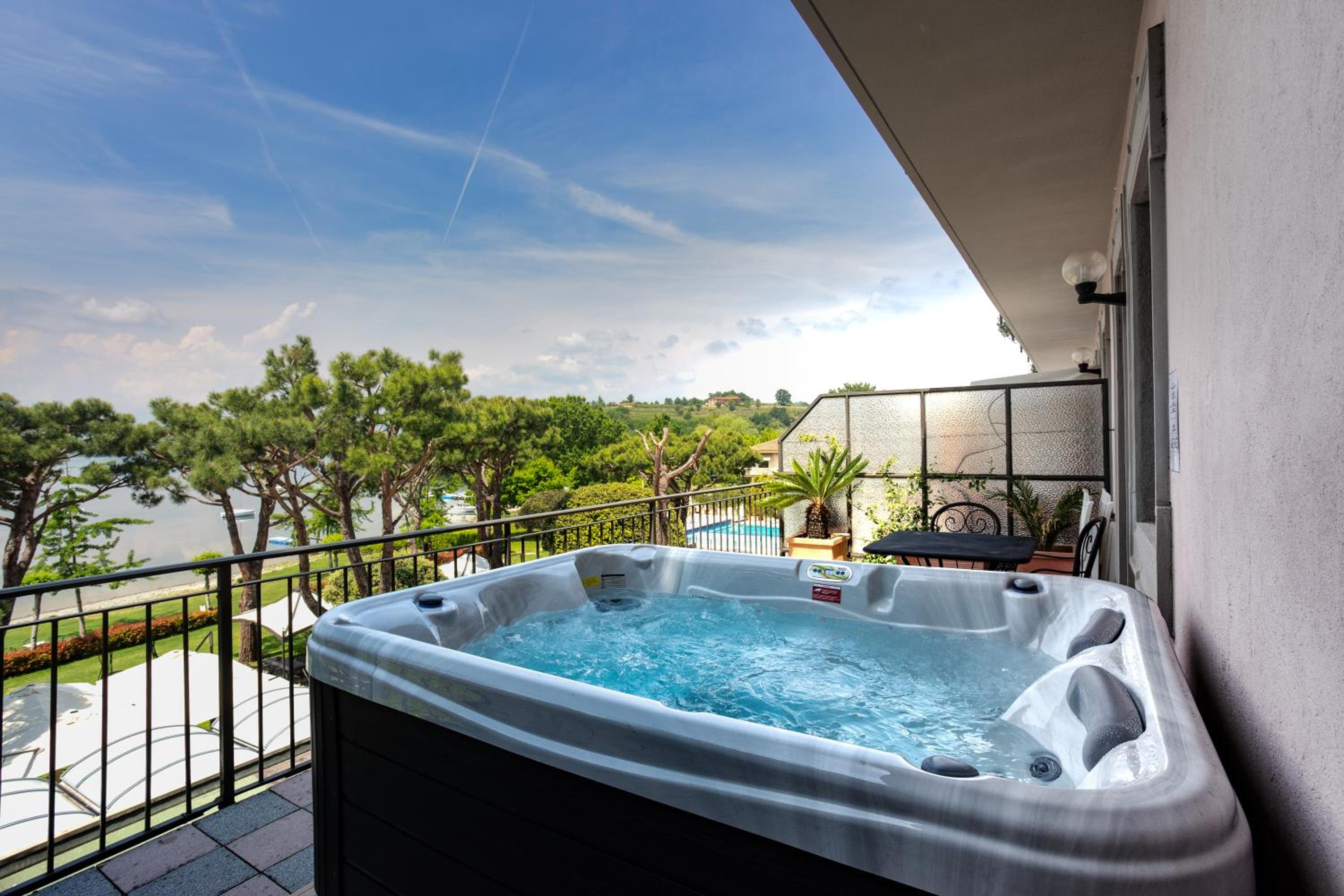 Deluxe Suite with Spa Bath photo 3