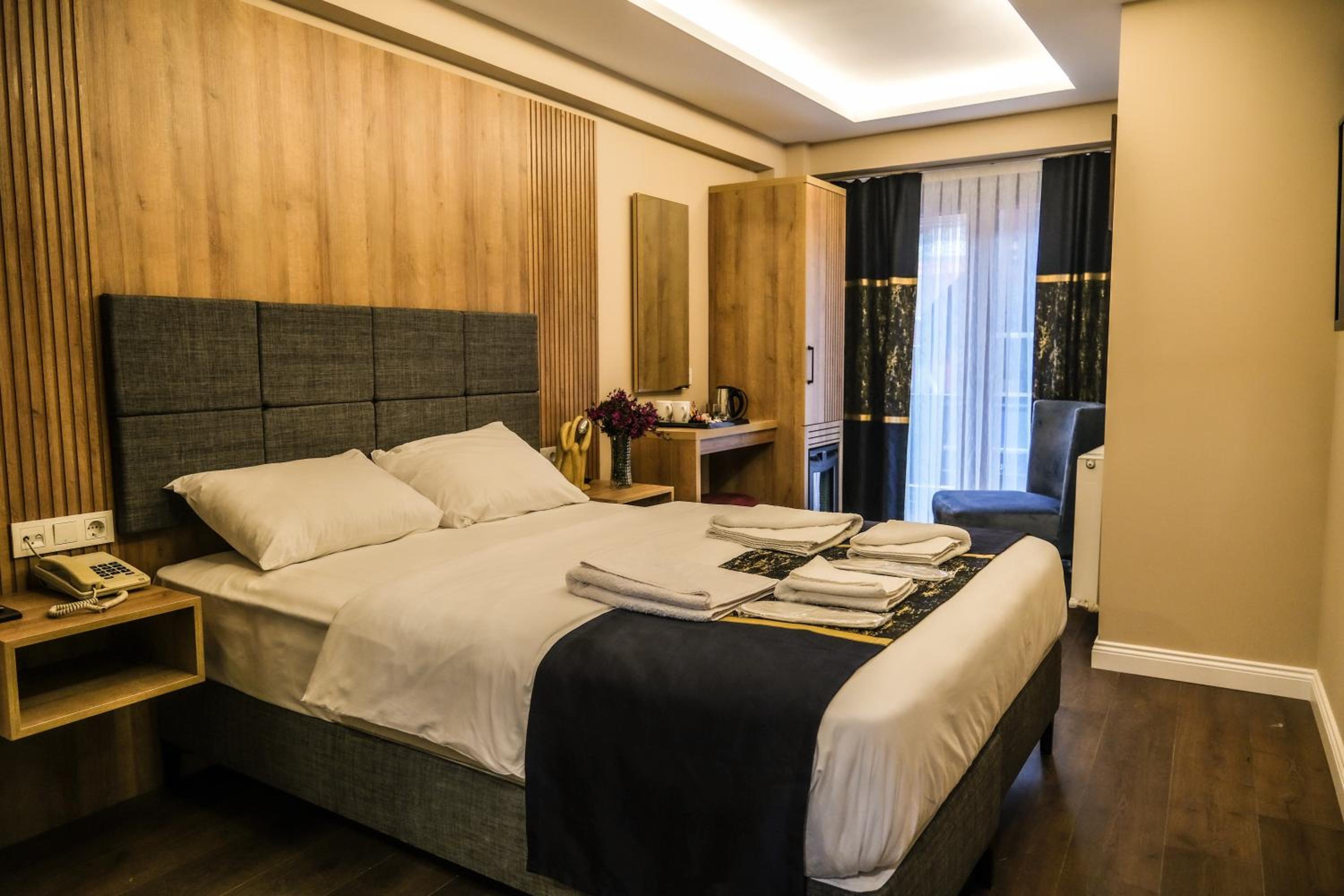 Deluxe Double Room with Balcony photo 2