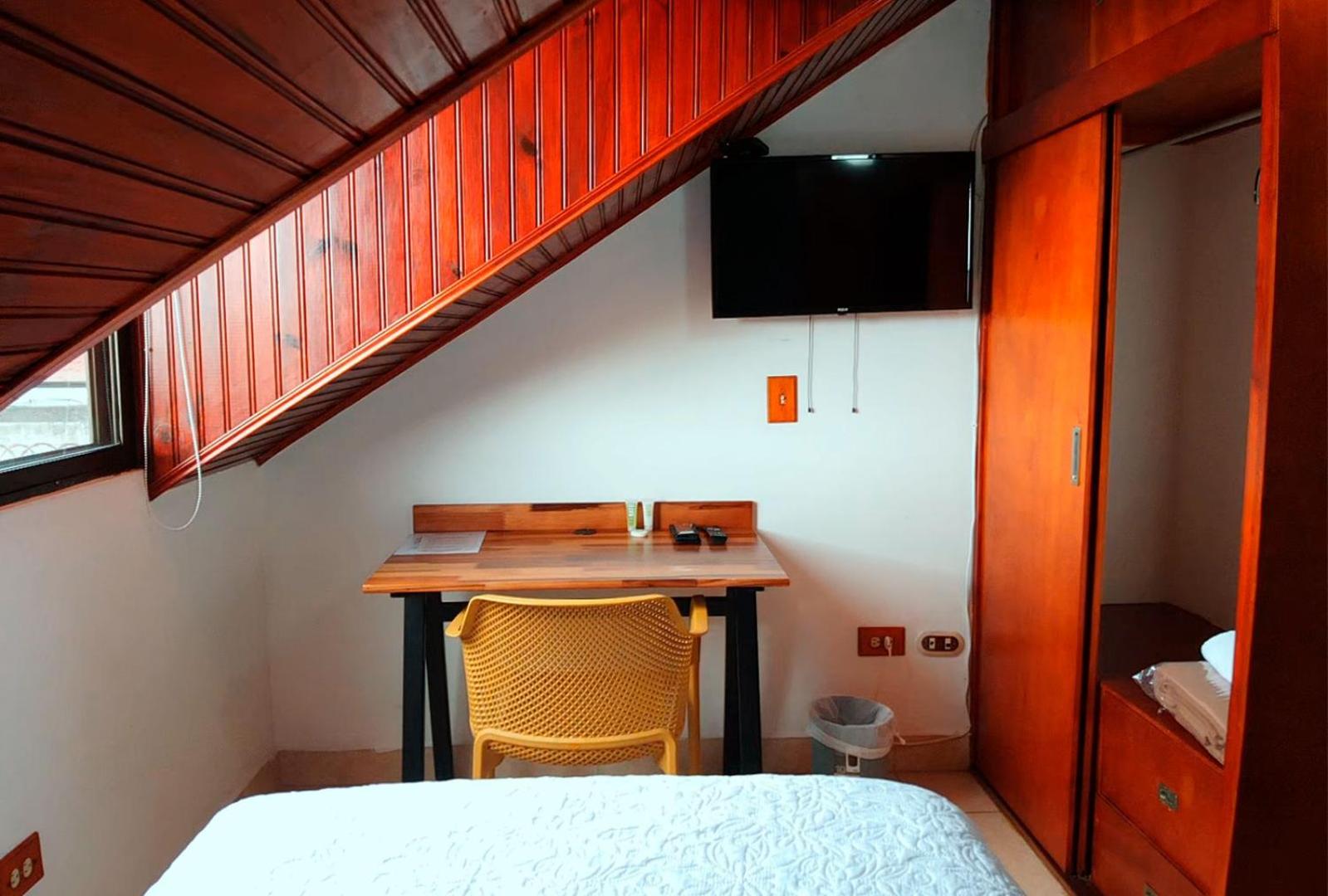 Standard Single Room with Shared Bathroom photo 3