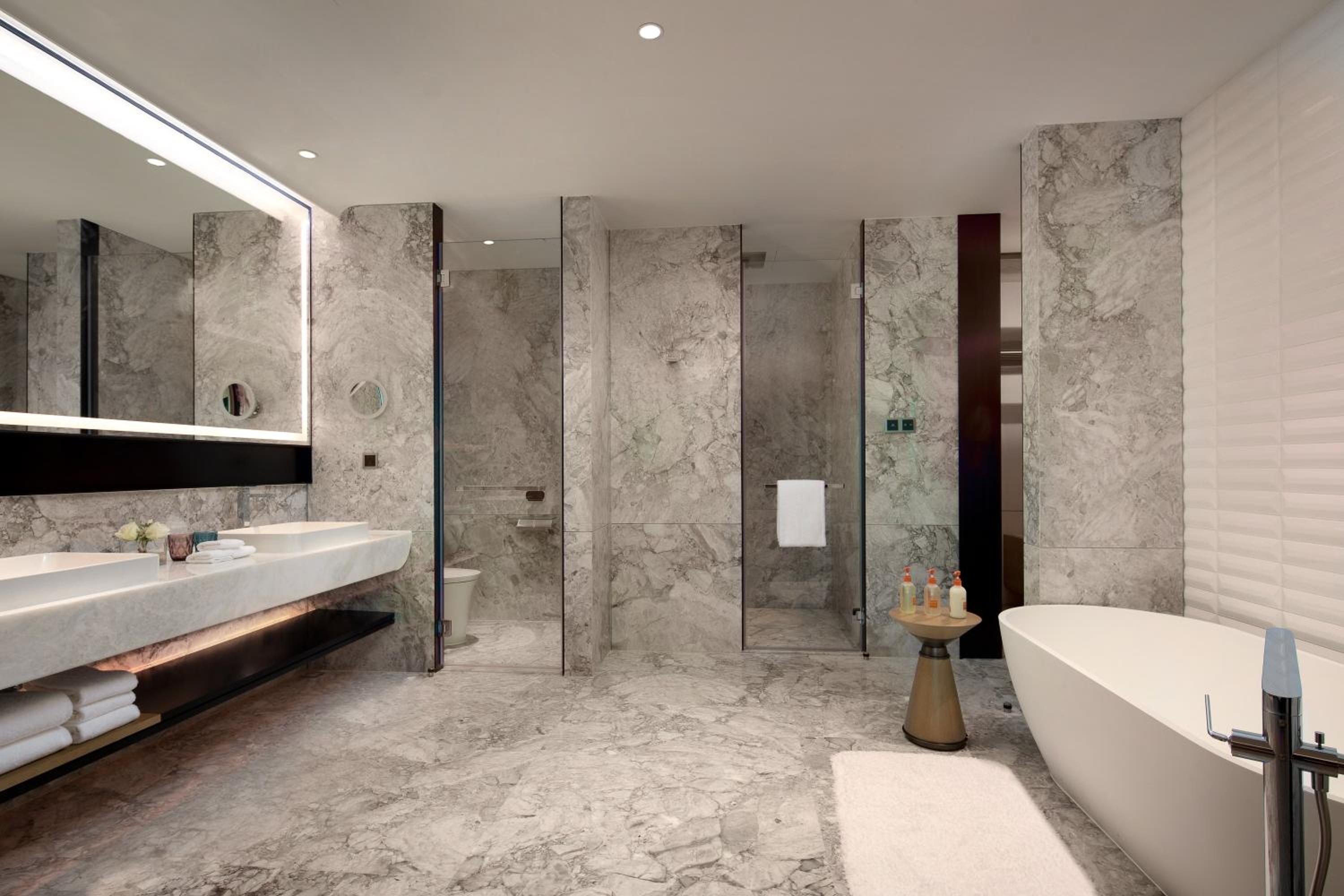 One-Bedroom King Suite with Bridge View photo 2