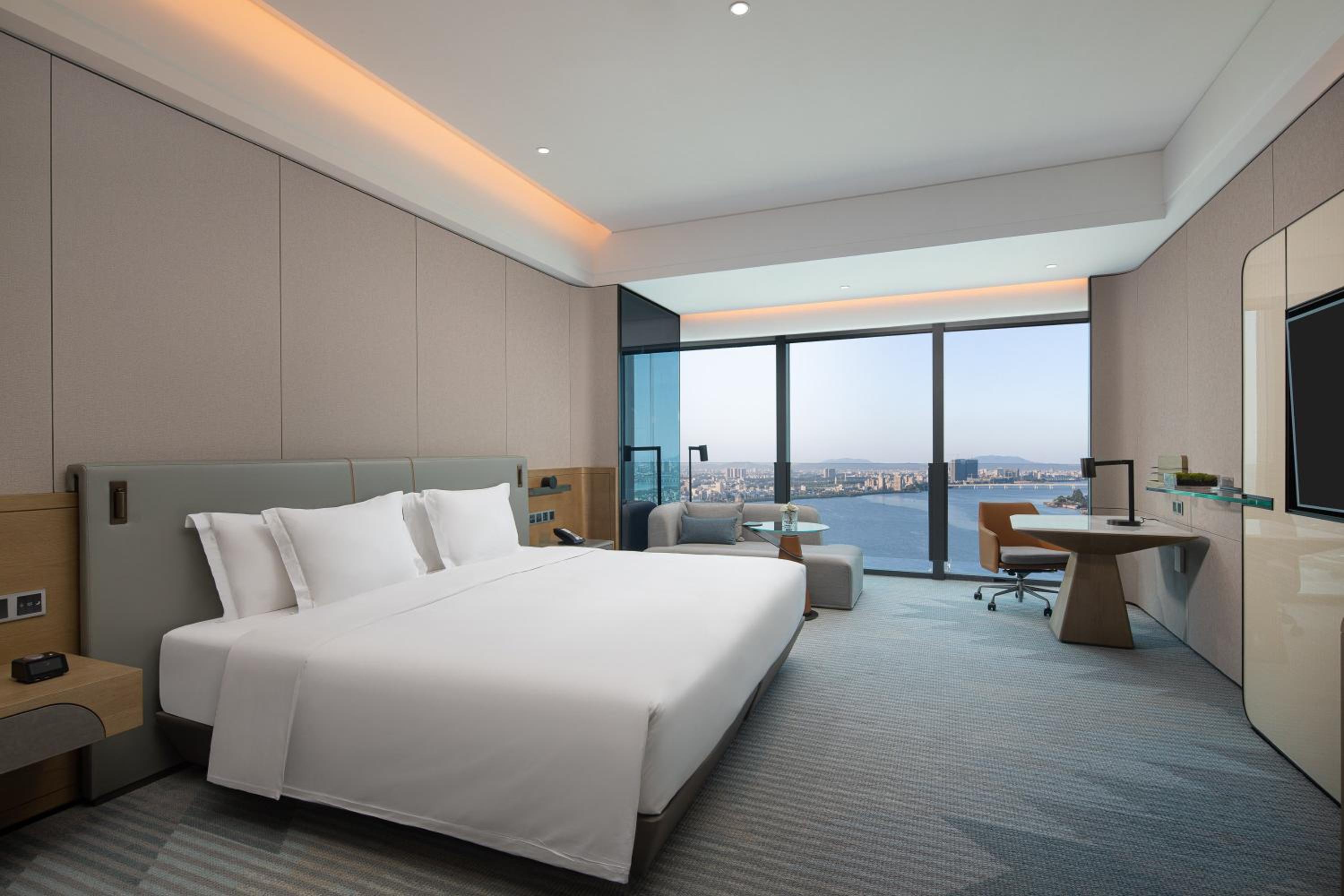 Standard King Room with River View - Photo 3