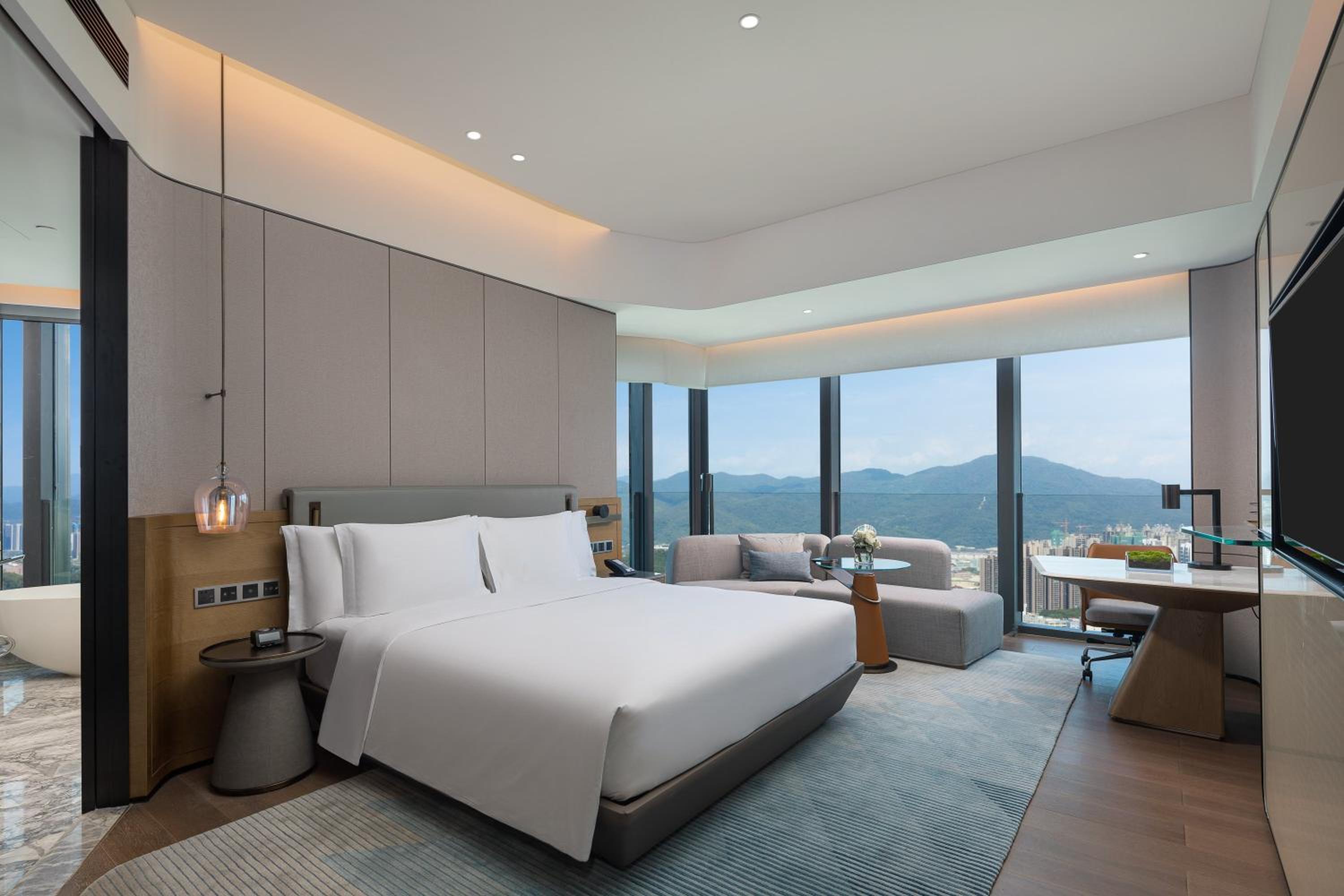 1 King Premium River view Lounge Access - Photo 1