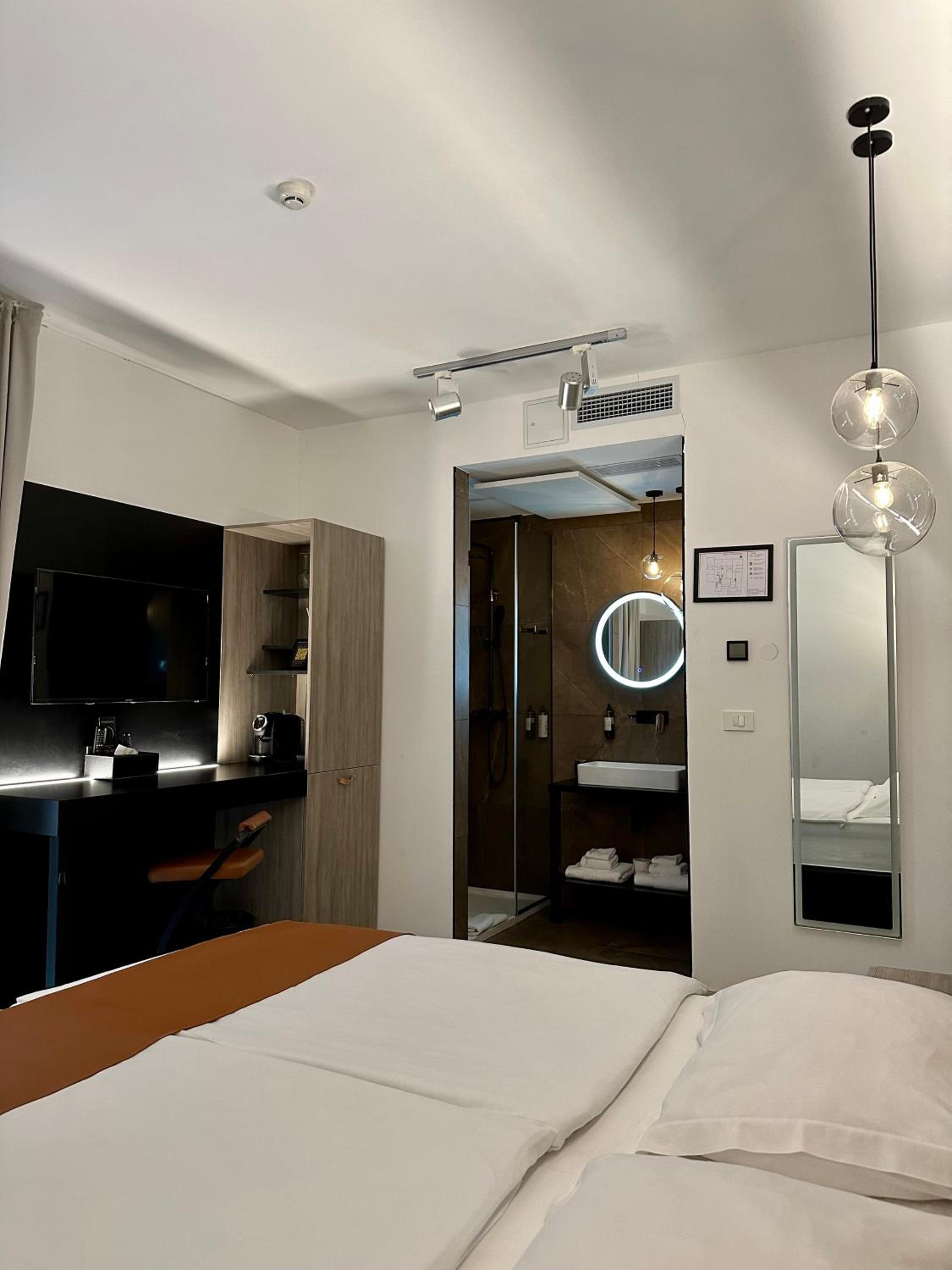 Double Room with Balcony - Photo 7