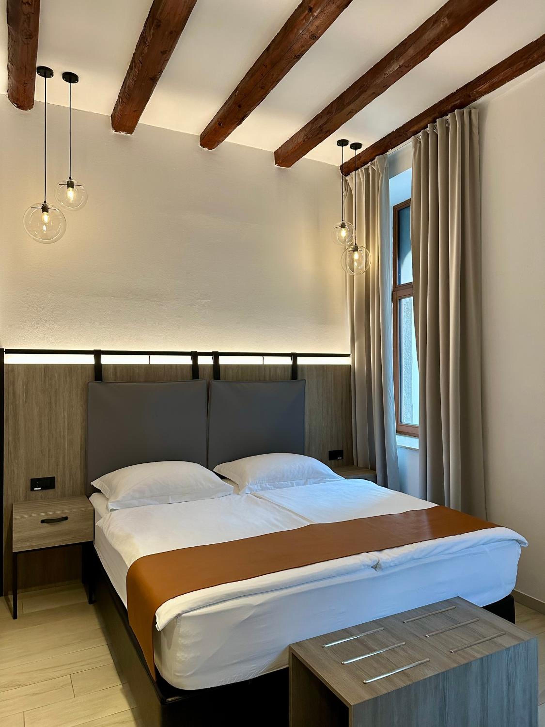 Superior King Room - Photo 12