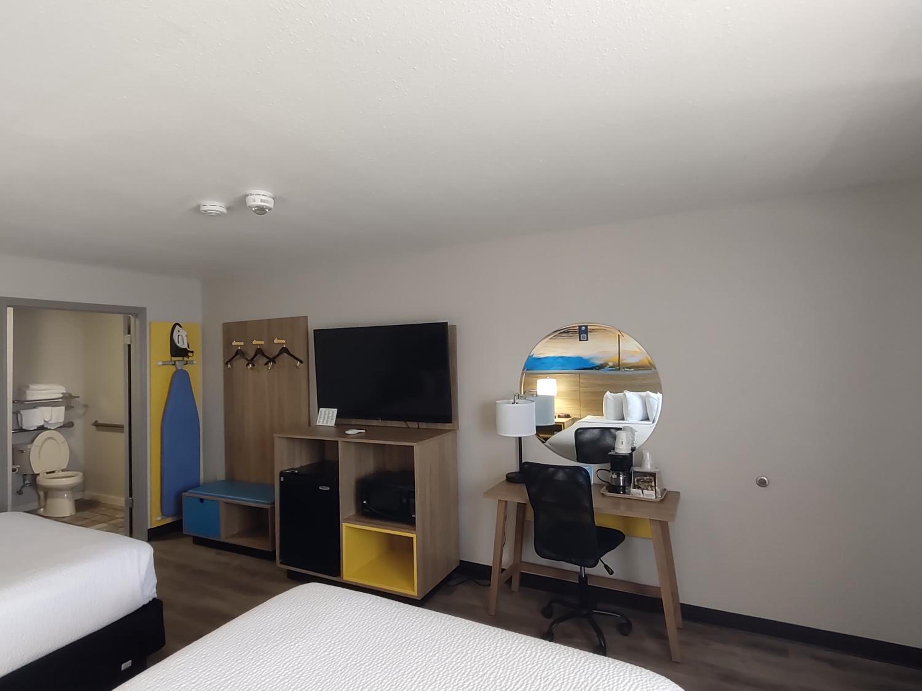 Queen Room with Two Queen Beds - Disability Access/Non-Smoking - Photo 3