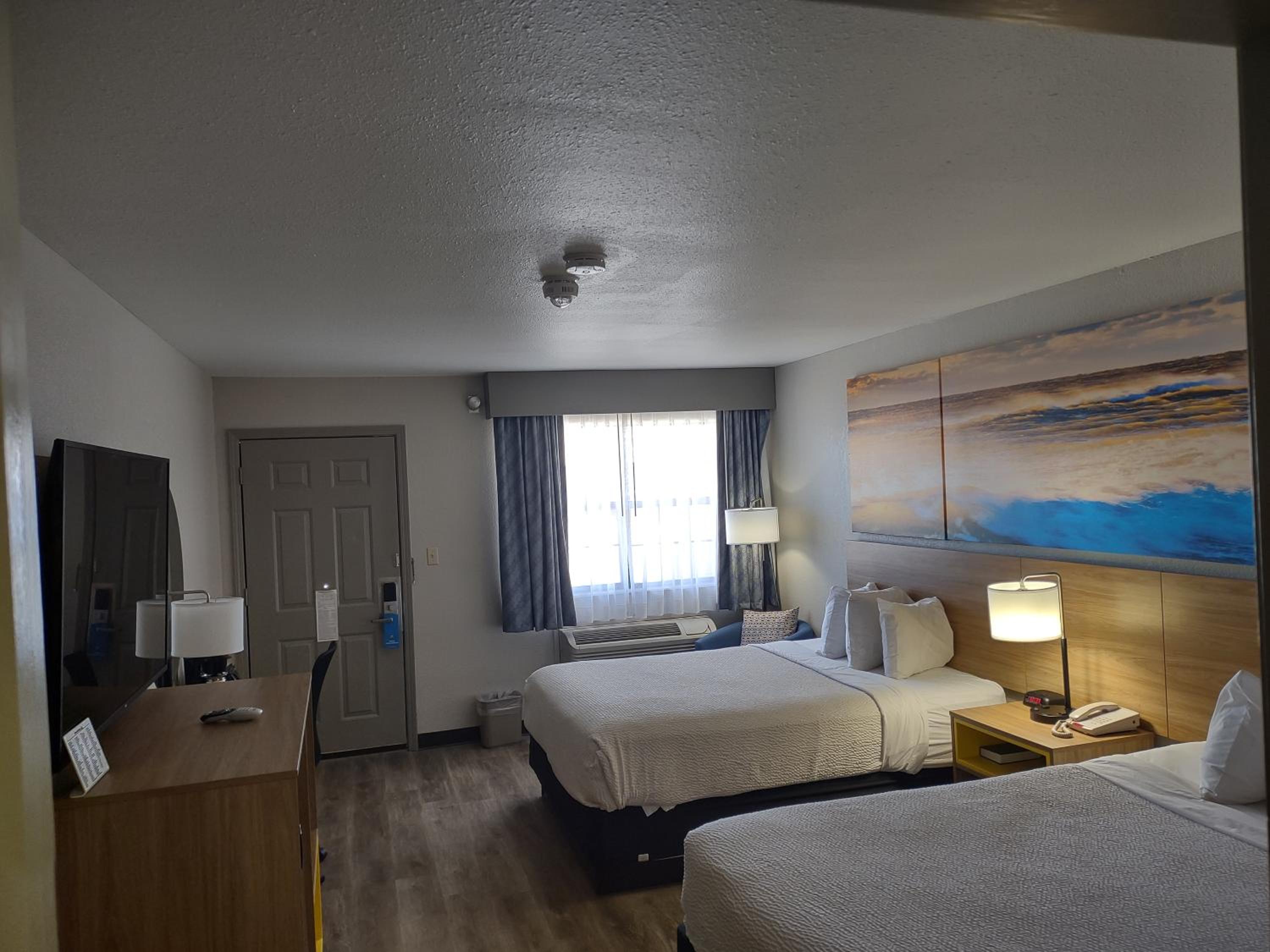 Queen Room with Two Queen Beds - Disability Access/Non-Smoking - Photo 5
