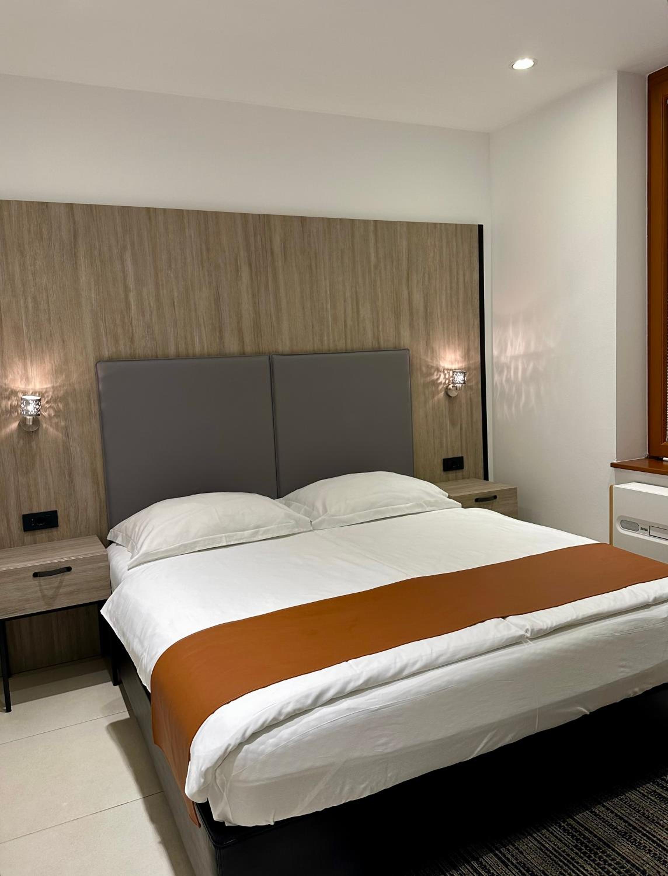 Superior King Room - Photo 5