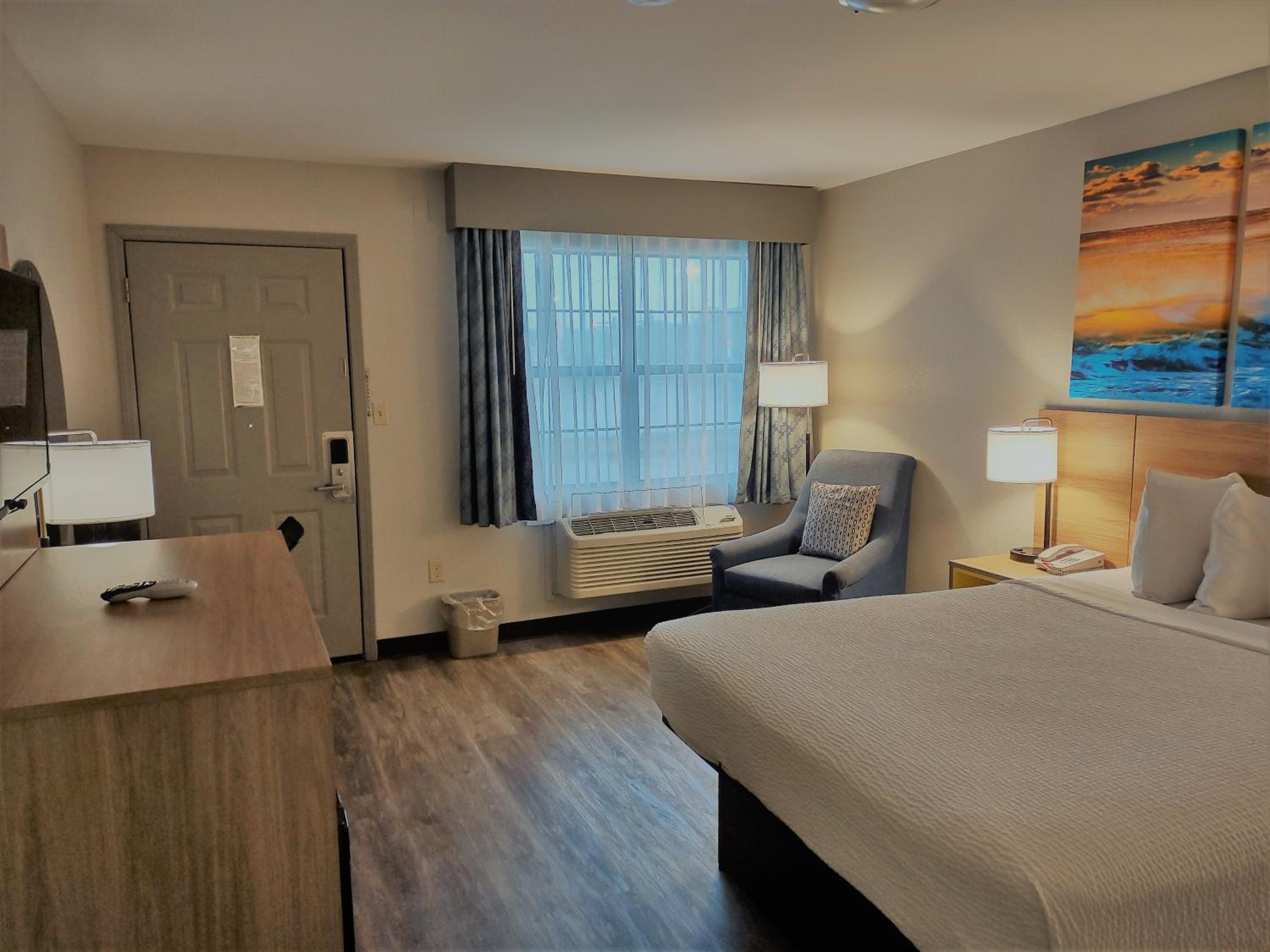 Queen Room with Two Queen Beds - Smoking - Photo 3