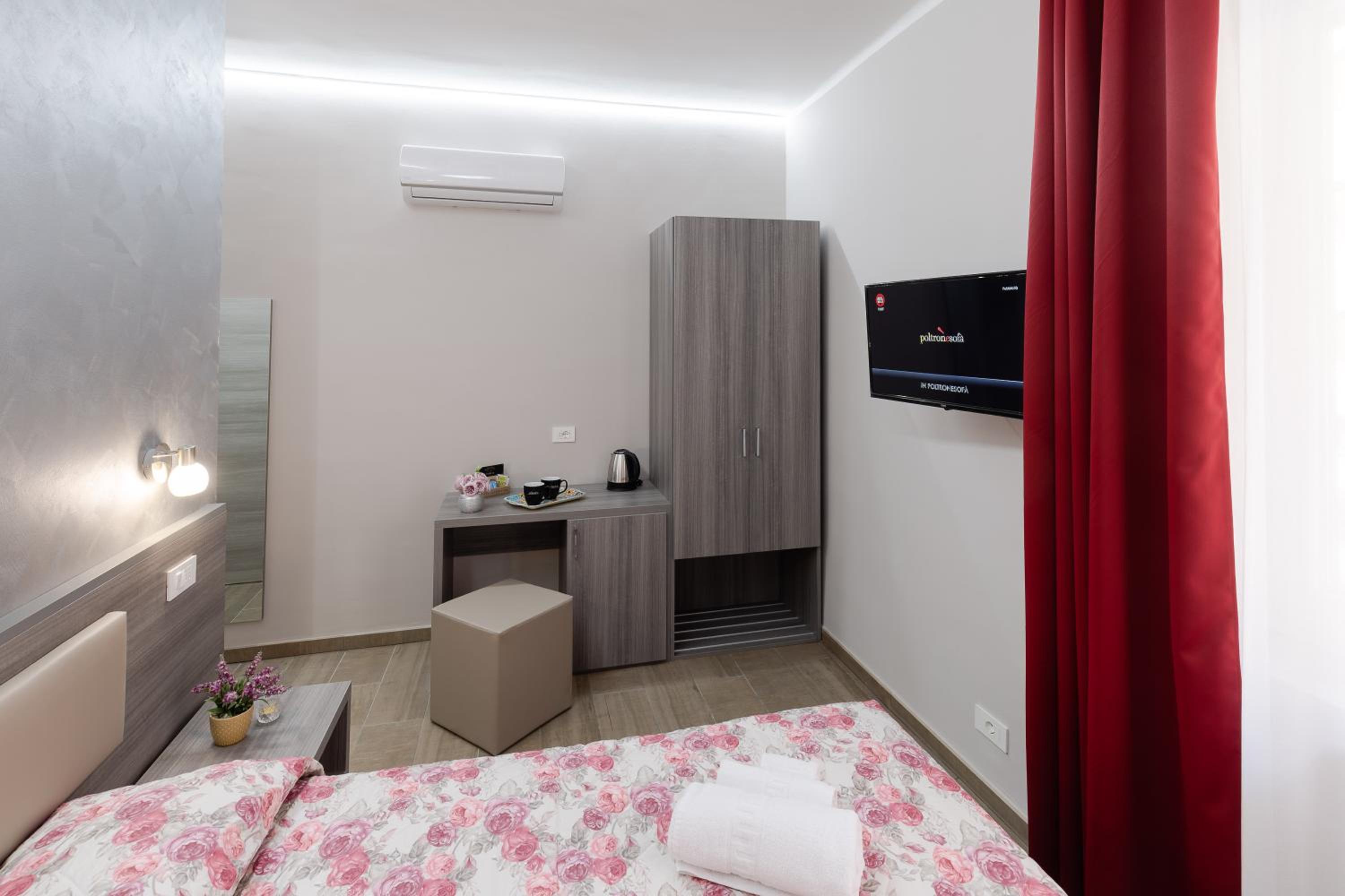 Deluxe Double Room - Photo 12