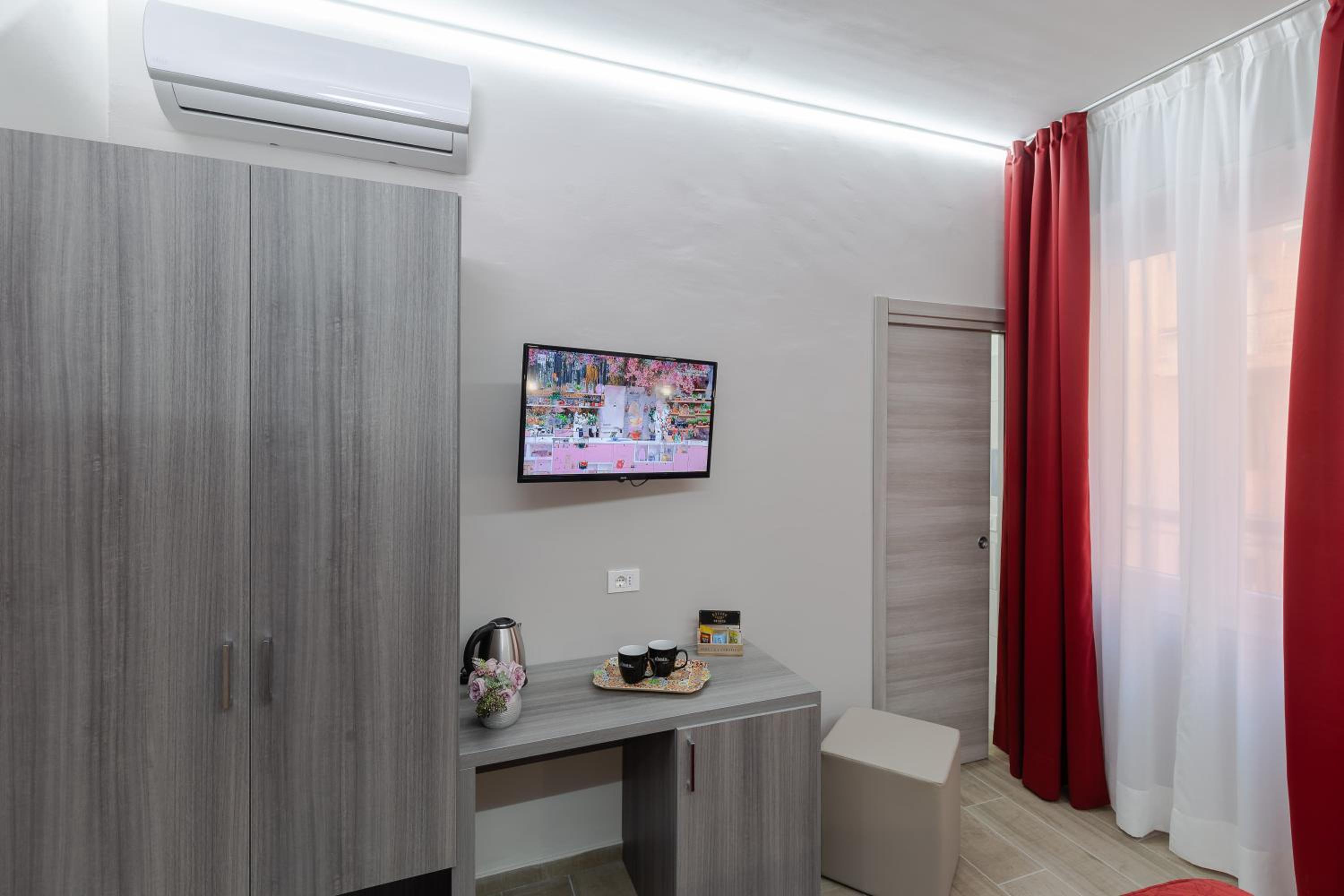Deluxe Double Room - Photo 11