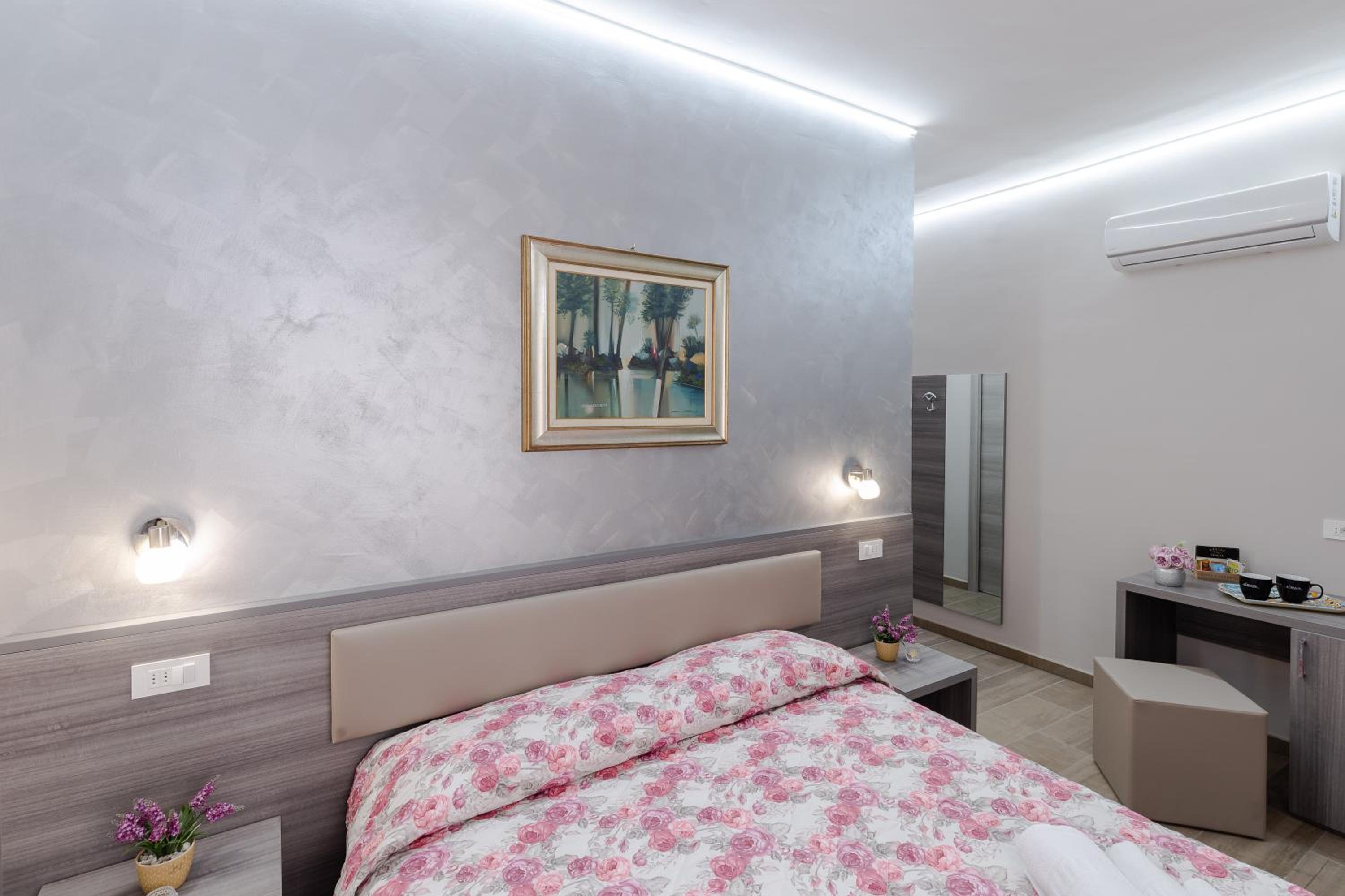 Deluxe Double Room - Photo 19