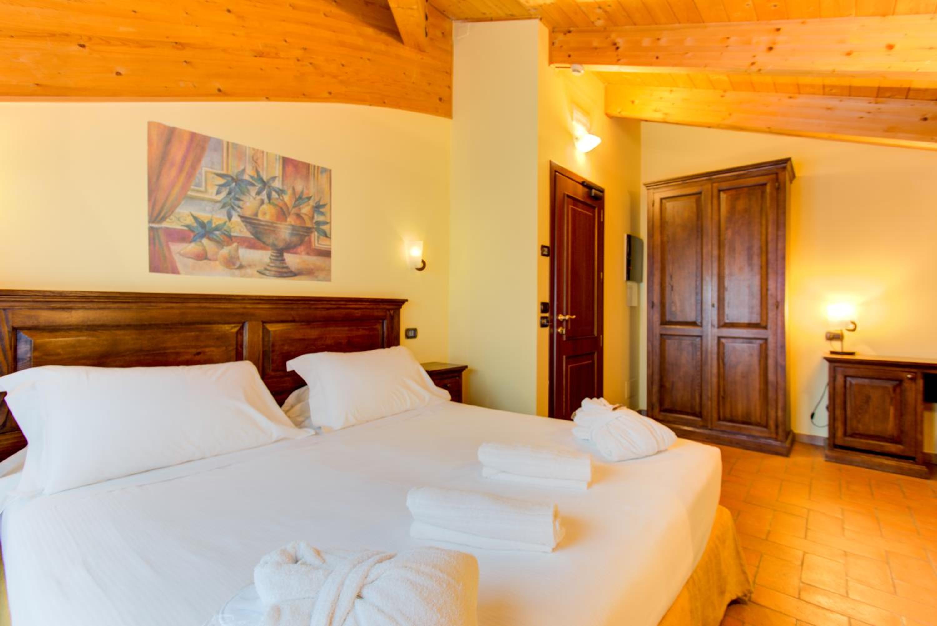 Deluxe Double or Twin Room with Spa Bath - Photo 2