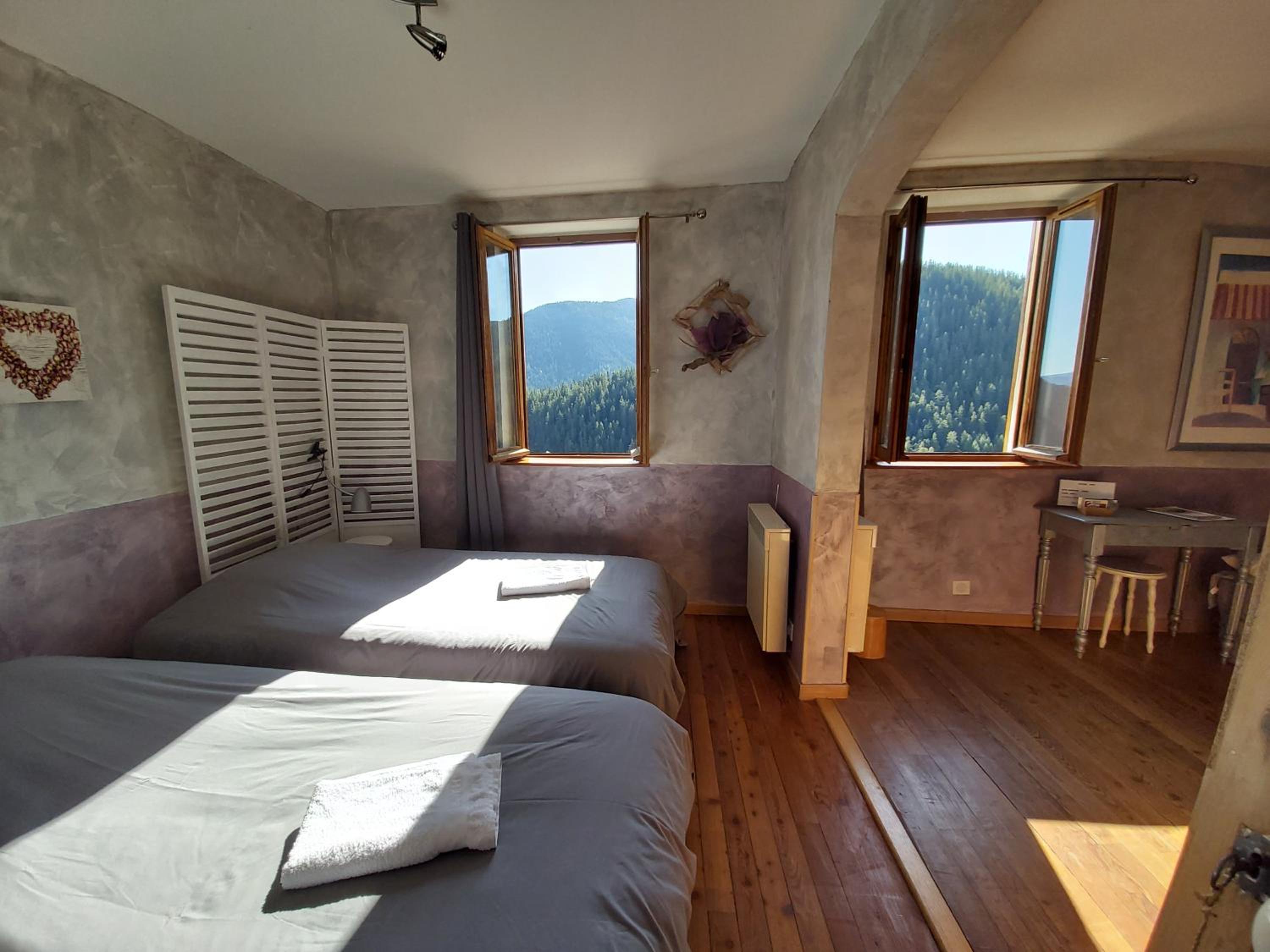 Family Room with Mountain View photo 1