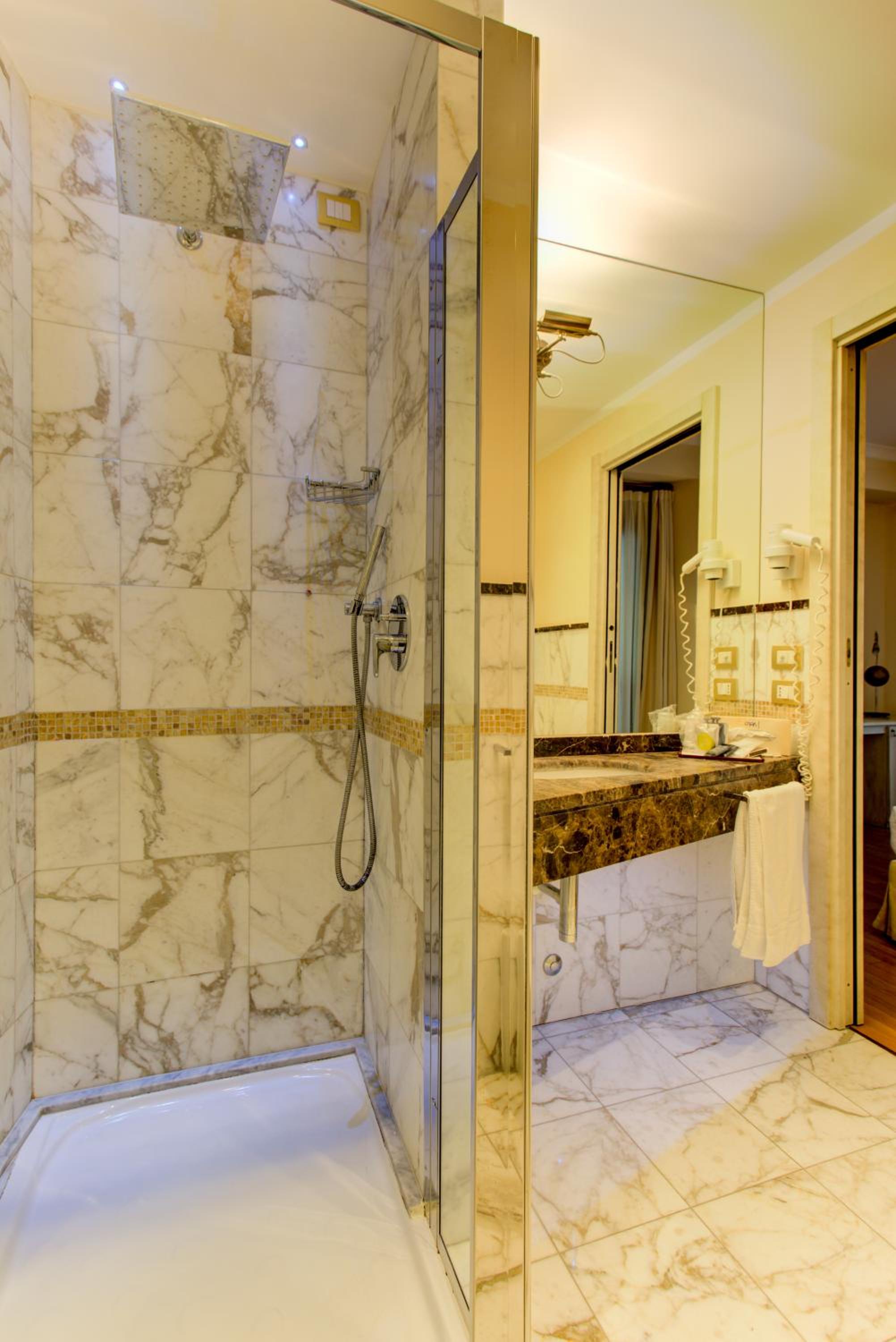 Deluxe Double Room with Spa Access - Photo 5