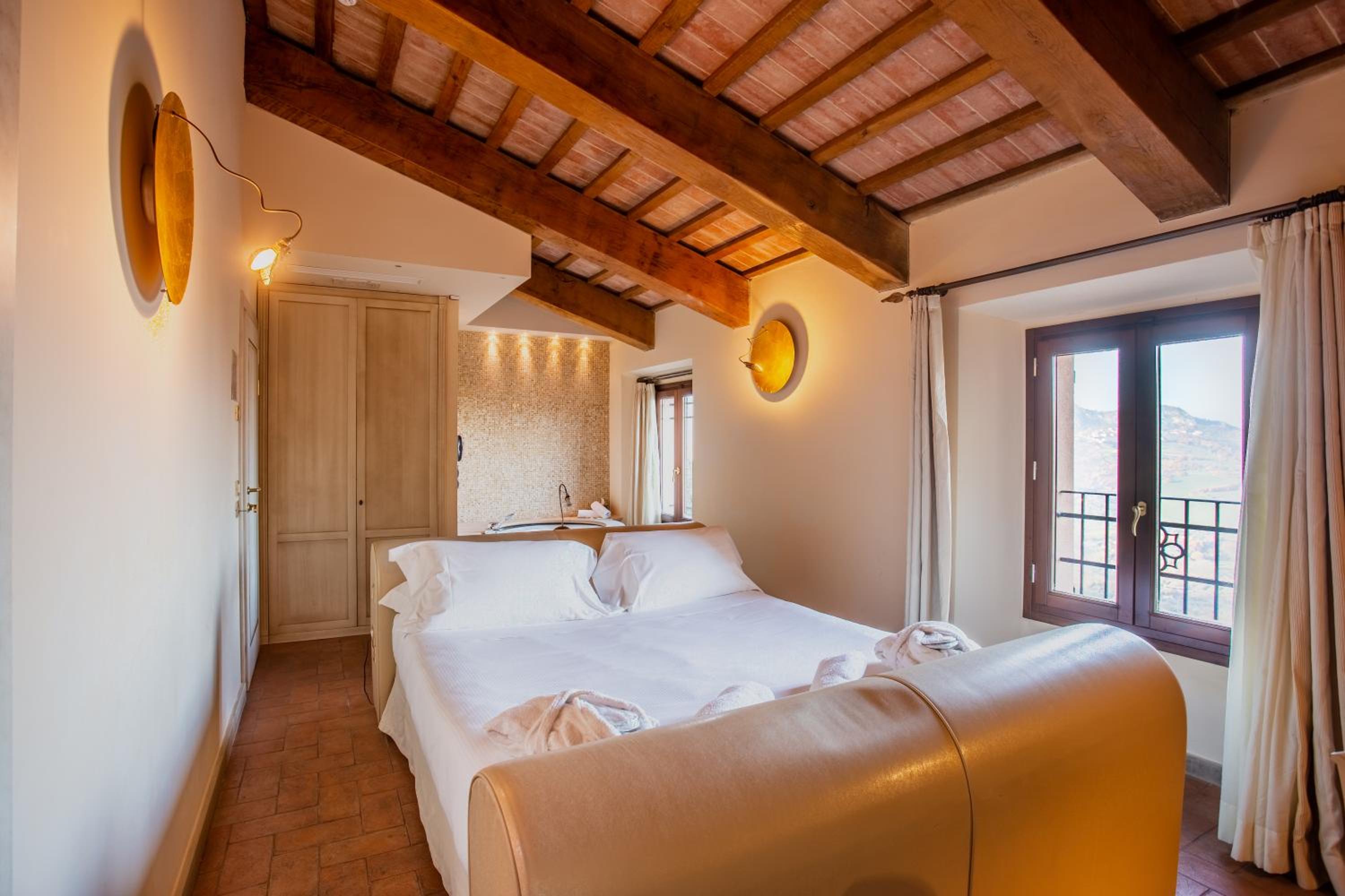 Suite with Spa Access - Photo 5