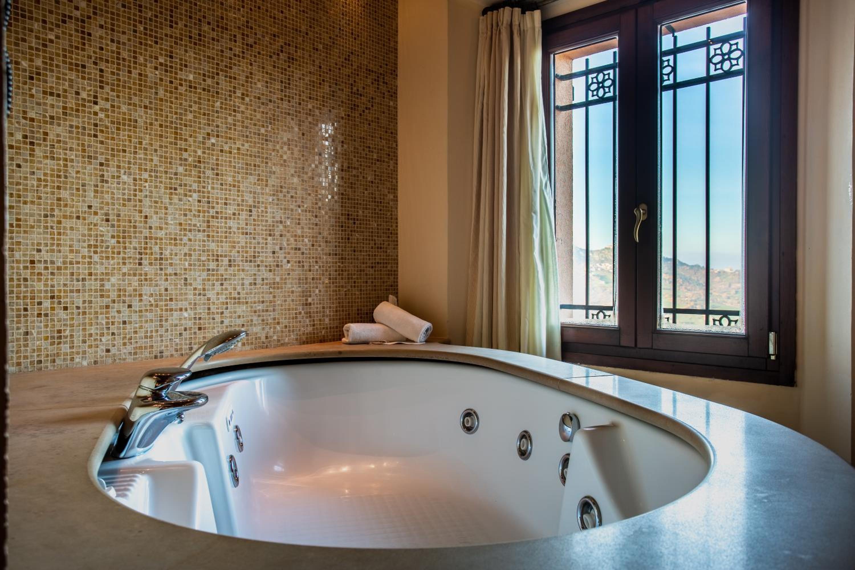 Suite with Spa Access - Photo 4