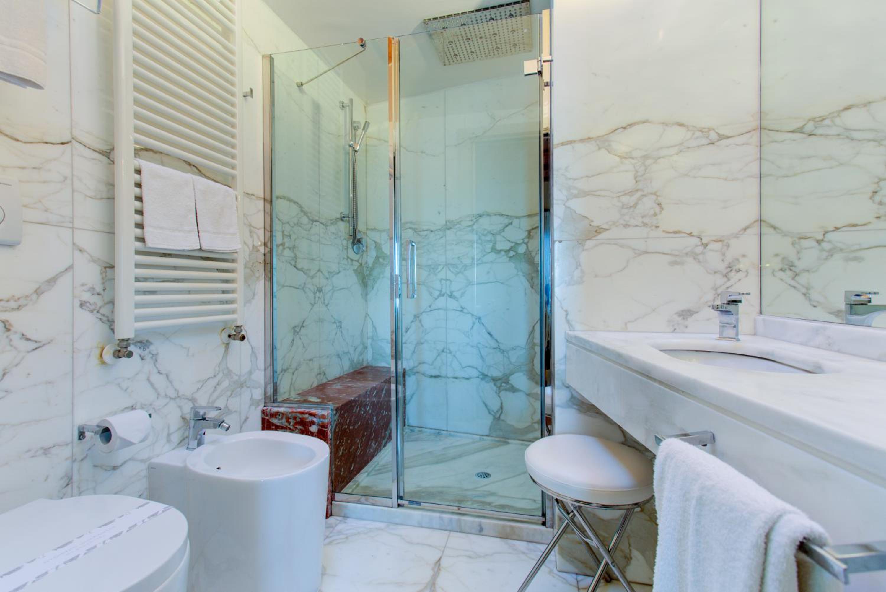 Suite with Spa Access - Photo 3