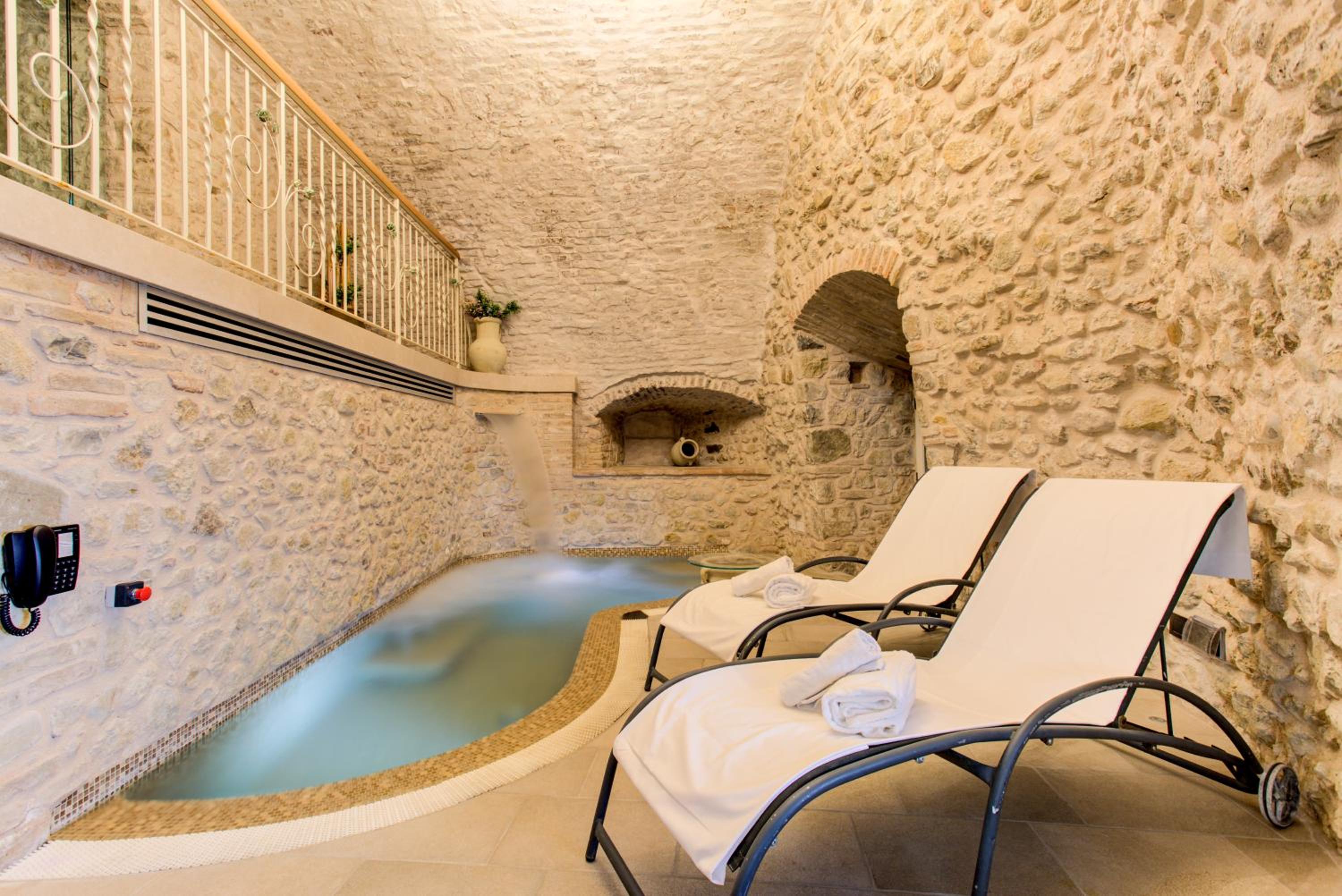 Imperial Suite with Private Pool - Photo 11