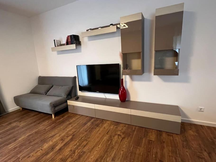 One-Bedroom Apartment photo 1