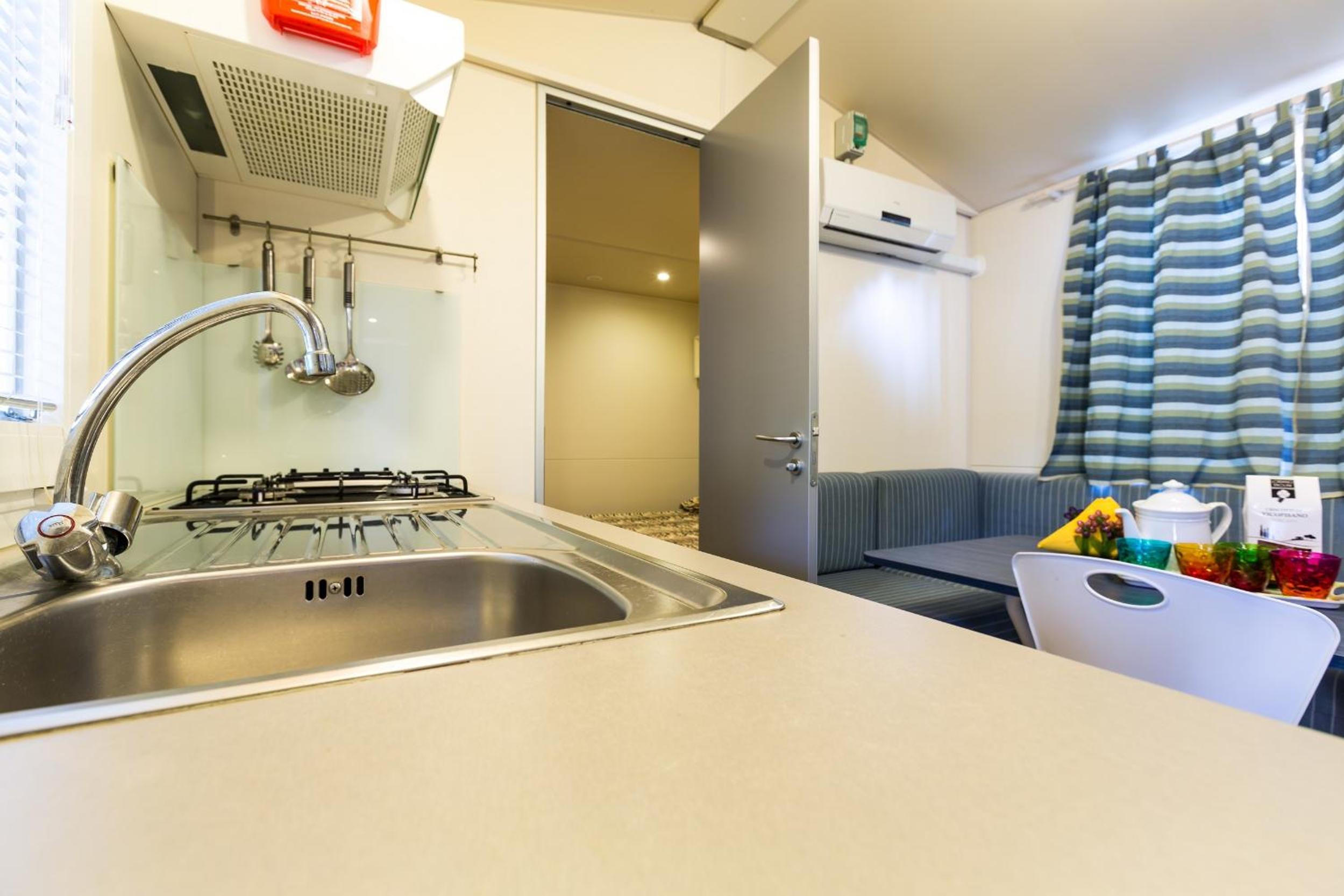 Mobile Home - Photo 4