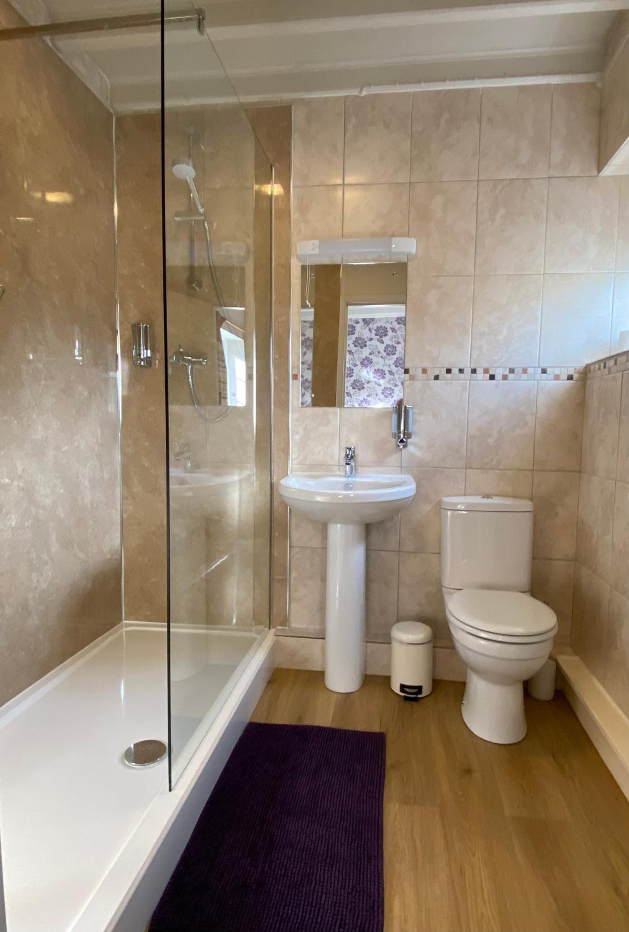 Butterwicks- Twin Standard En-suite  photo 3