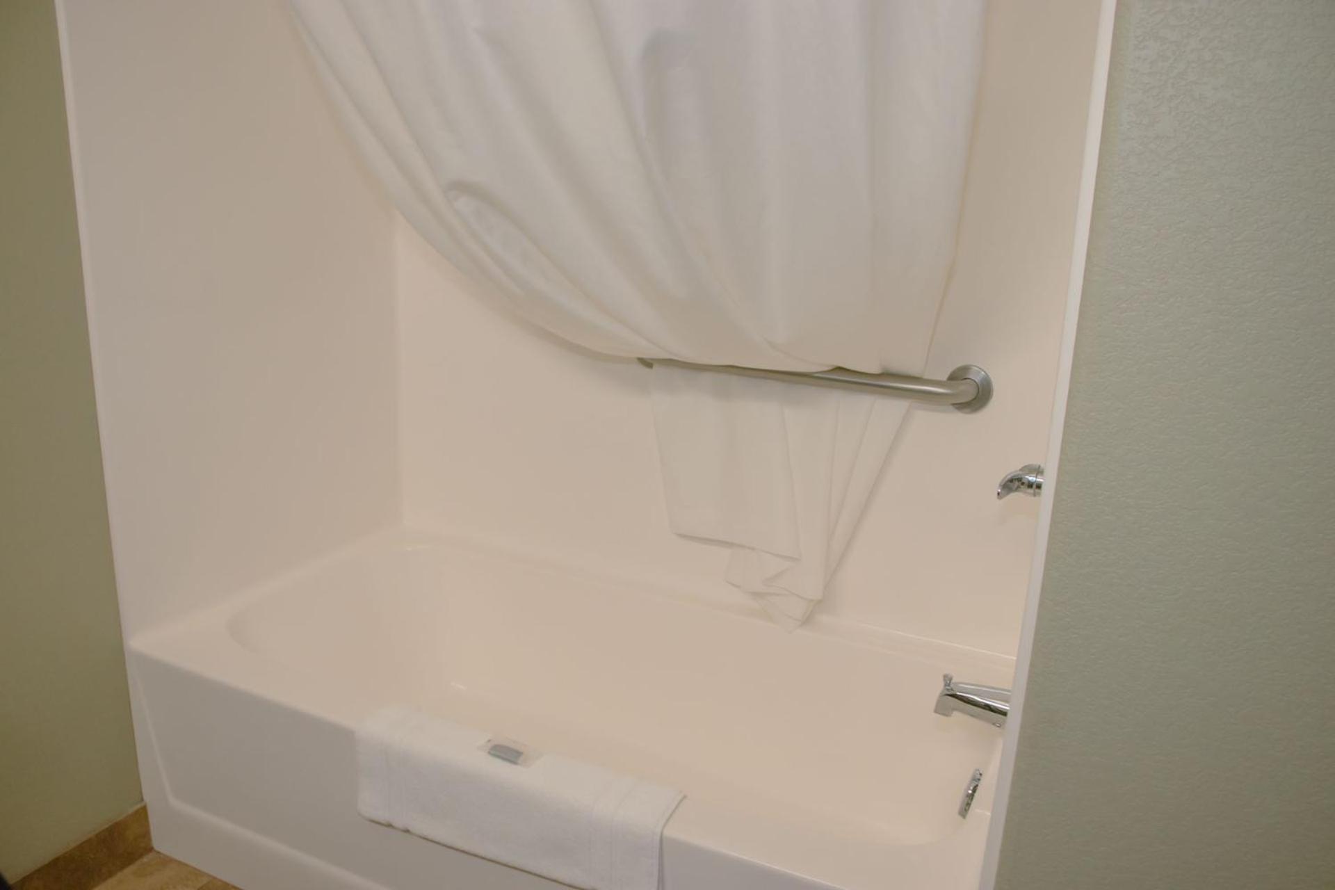 Queen Room with Two Queen Beds - Wheelchair Accessible photo 3